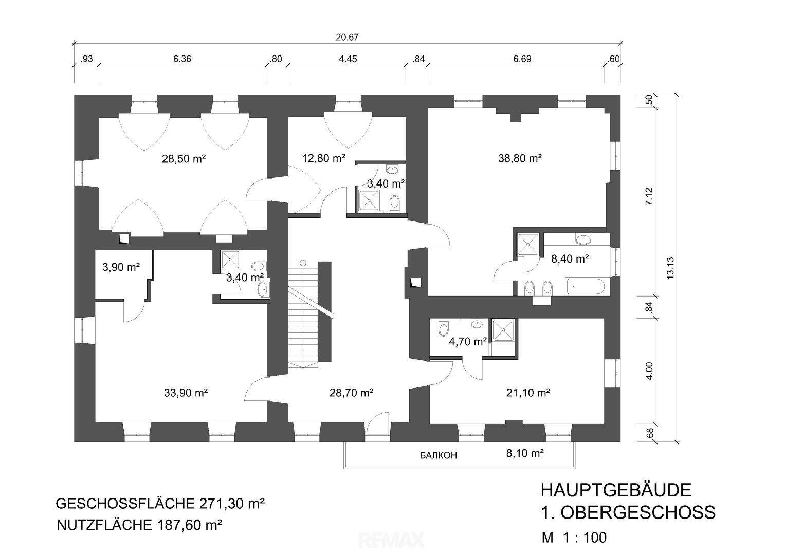 Grundriss des ersten Obergeschosses des Hauptgebäudes mit Balkon und verschiedenen Zimmern.