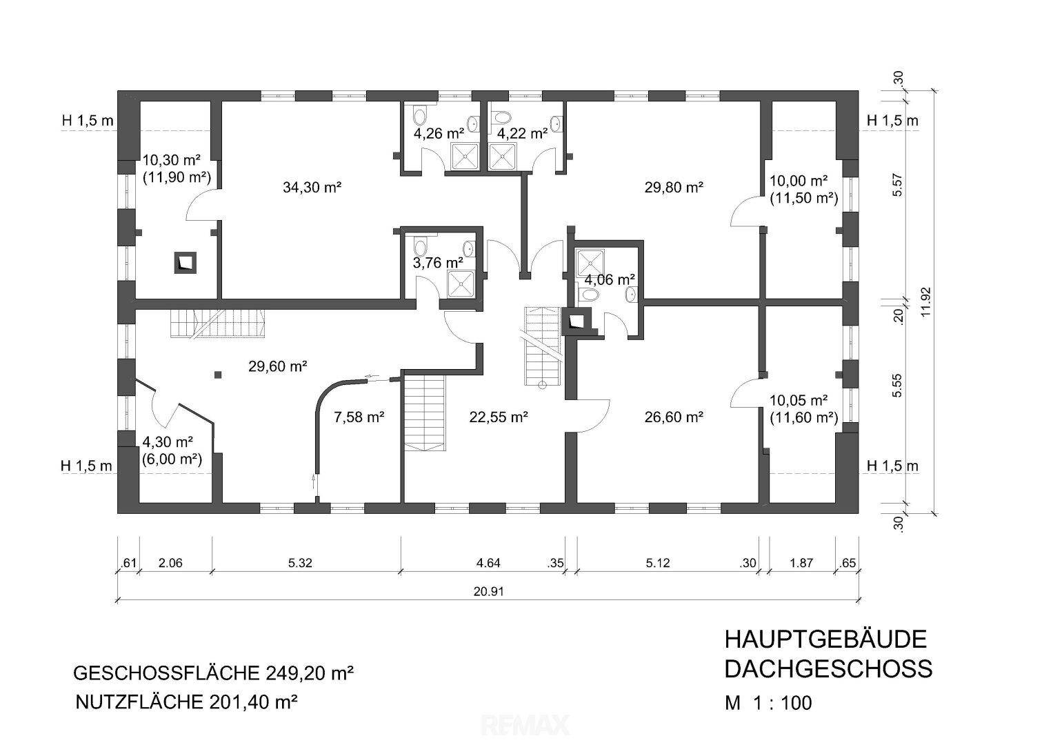 Grundriss des Dachgeschosses des Hauptgebäudes mit schrägen Wänden und mehreren Räumen.