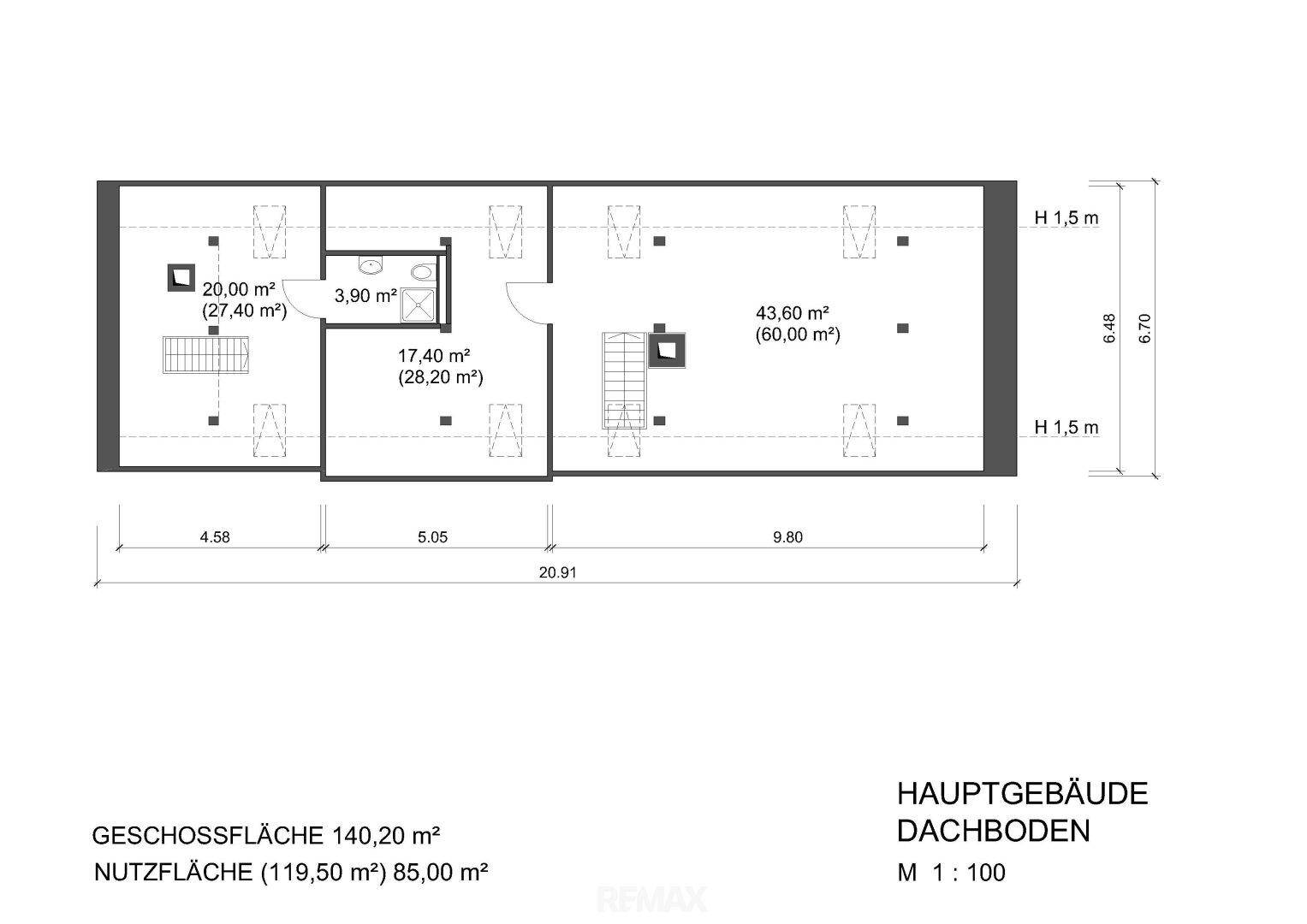 Grundriss des Dachbodens des Hauptgebäudes mit offenem Bereich und Dachschrägen.