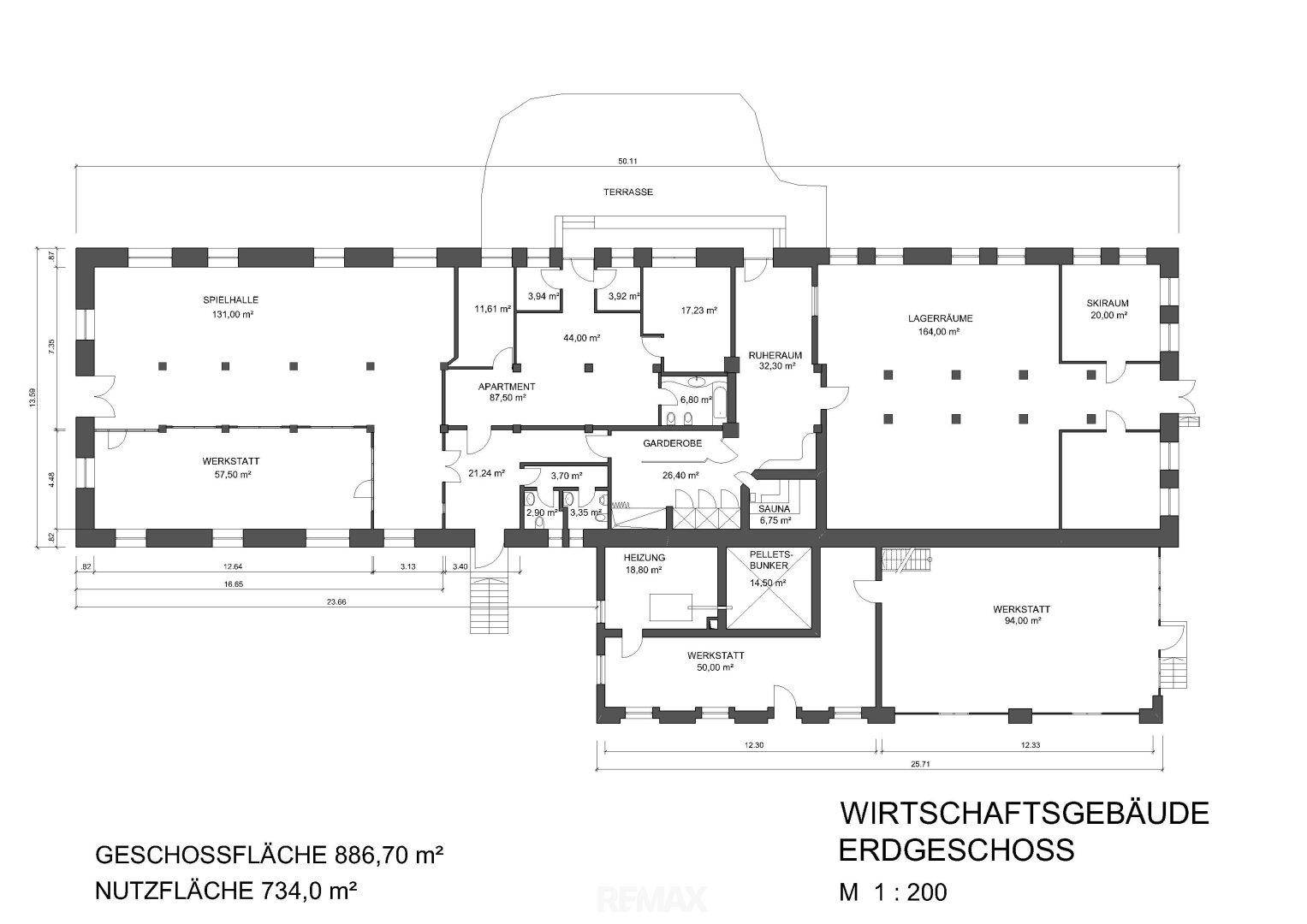 Grundriss des Erdgeschosses des Wirtschaftsgebäudes mit Spielhalle, Werkstätten, Apartment und Sauna.