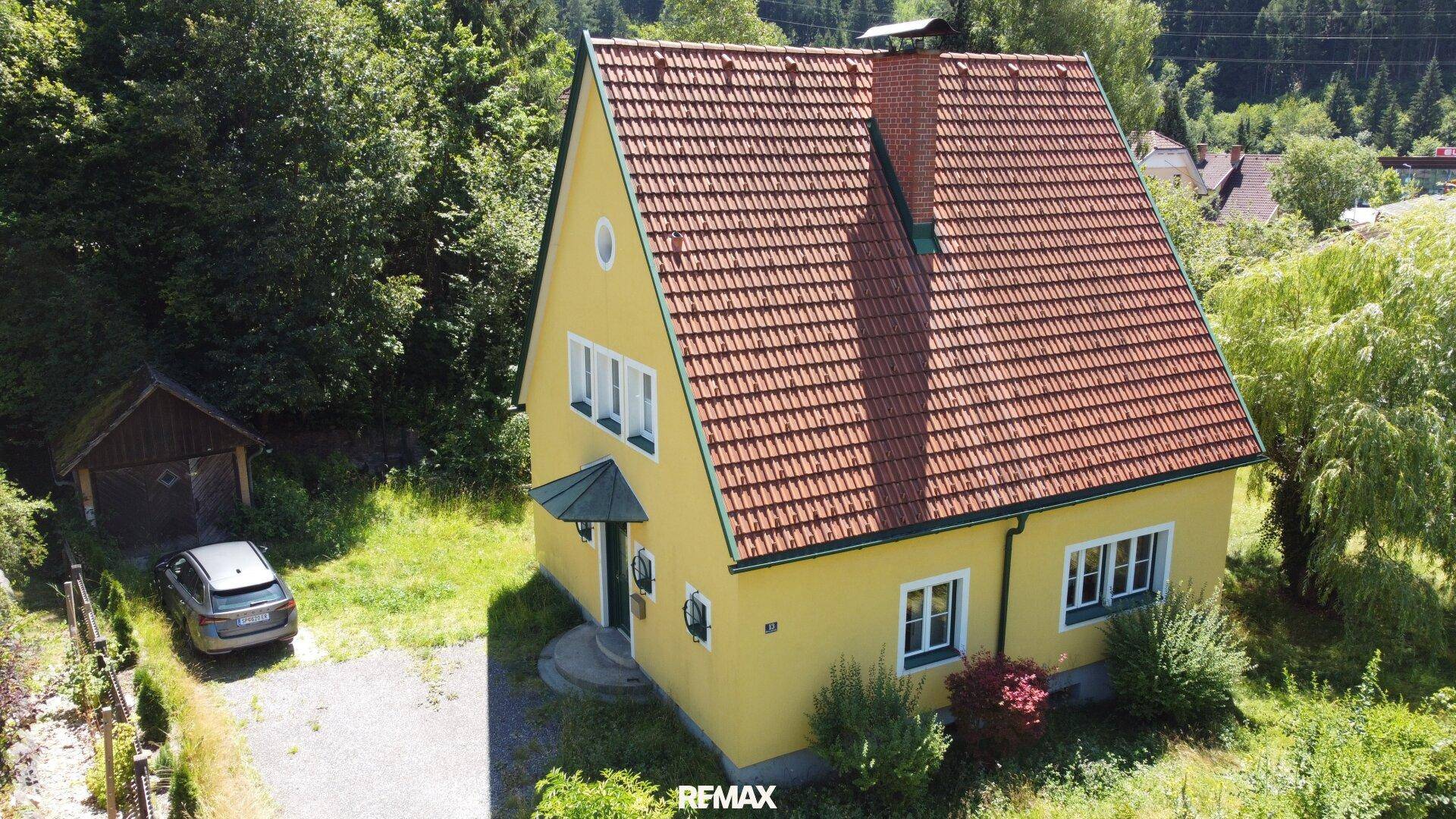 Eingebettet in ein sonniges Grundstück