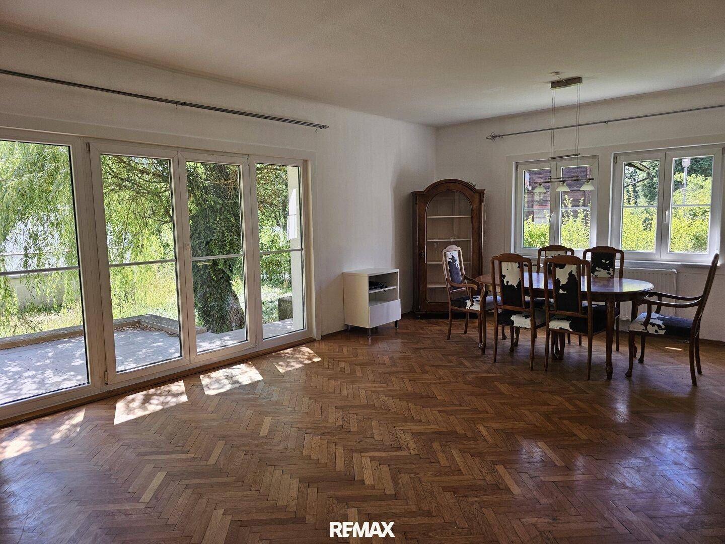 großzügiges Wohnzimmer