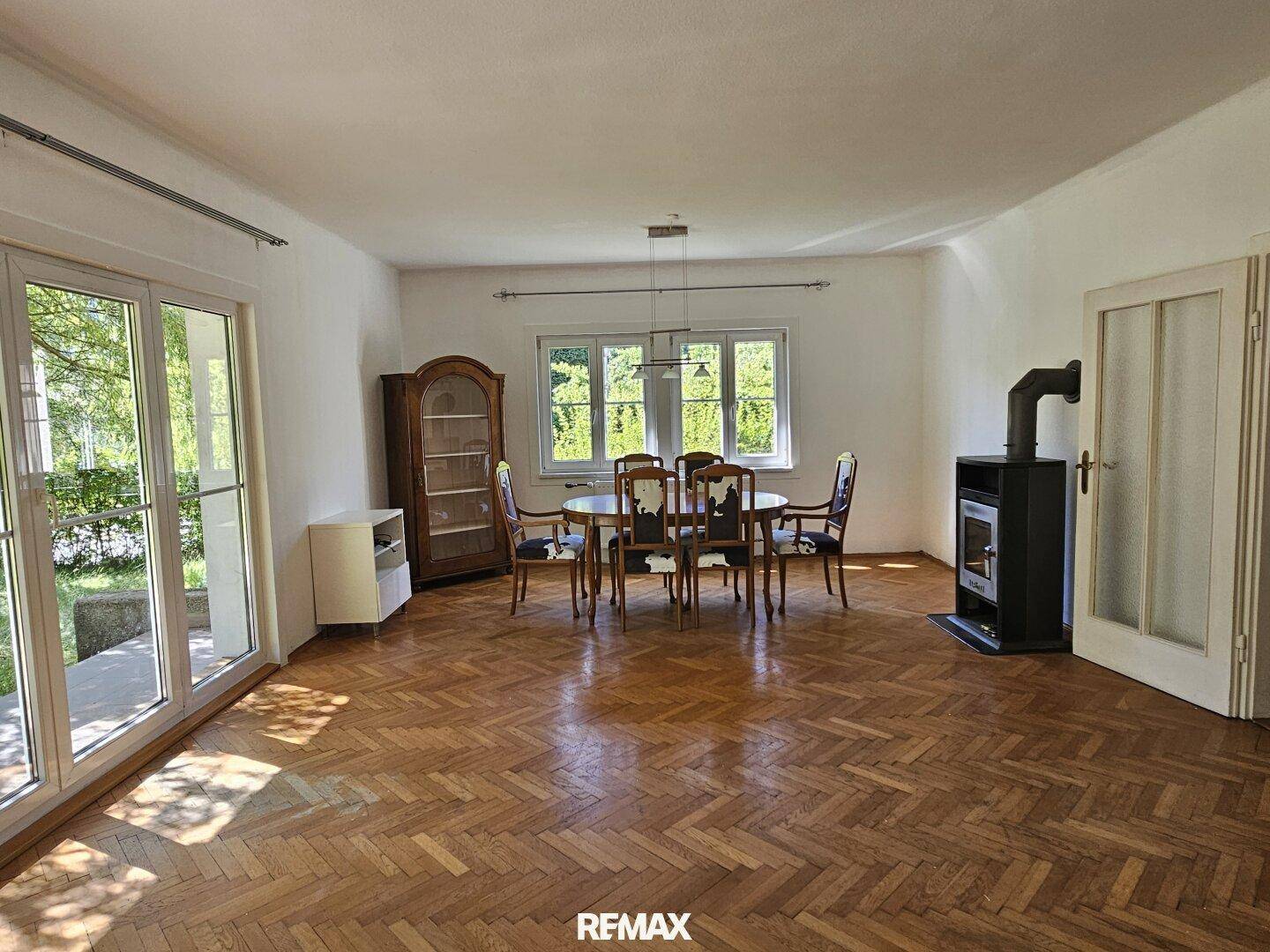 großzügiges Wohnzimmer