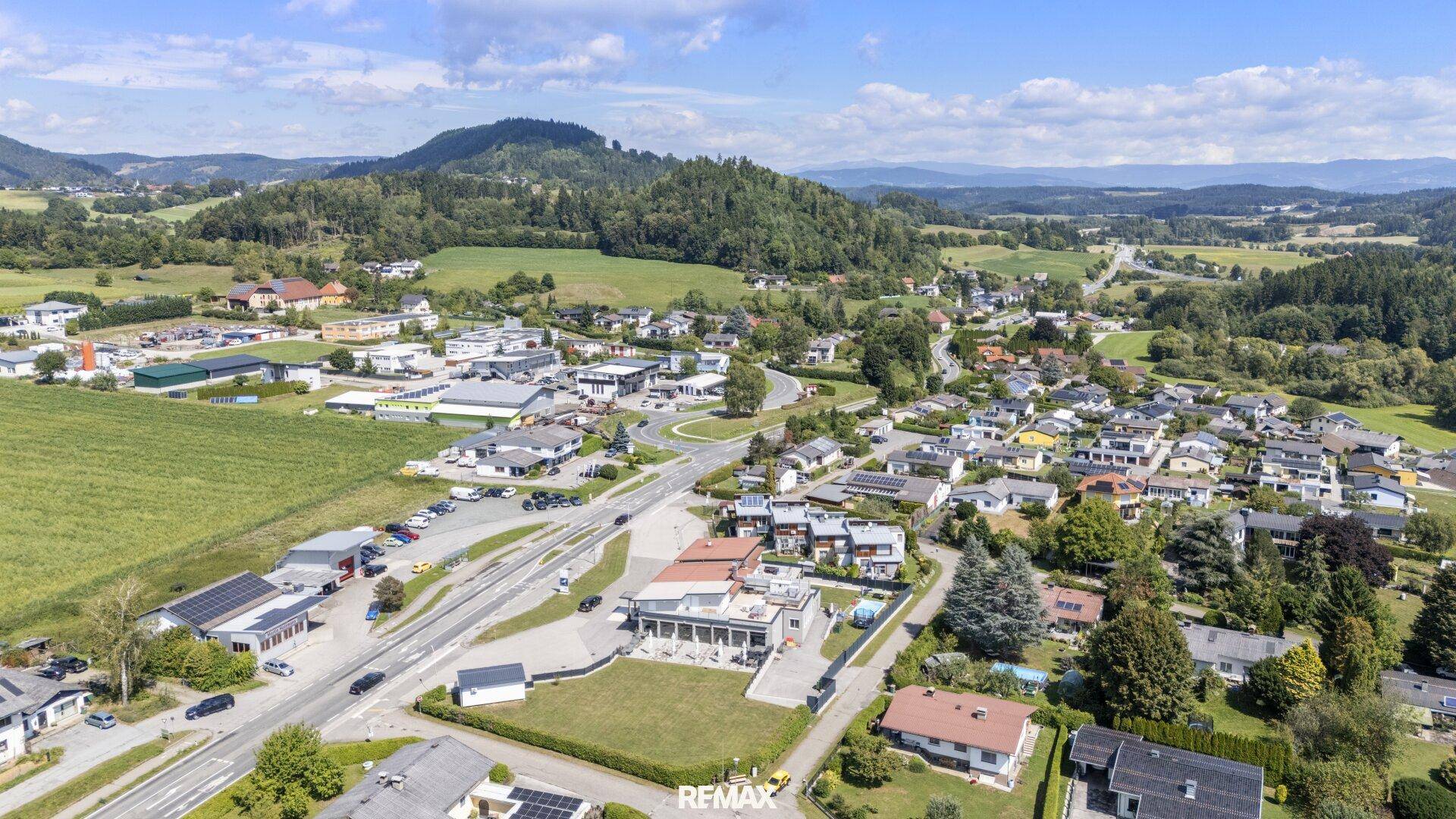 Luftaufnahme des Anwesens eingebettet in die nähere Umgebung mit Straßen und angrenzenden Gebäuden.