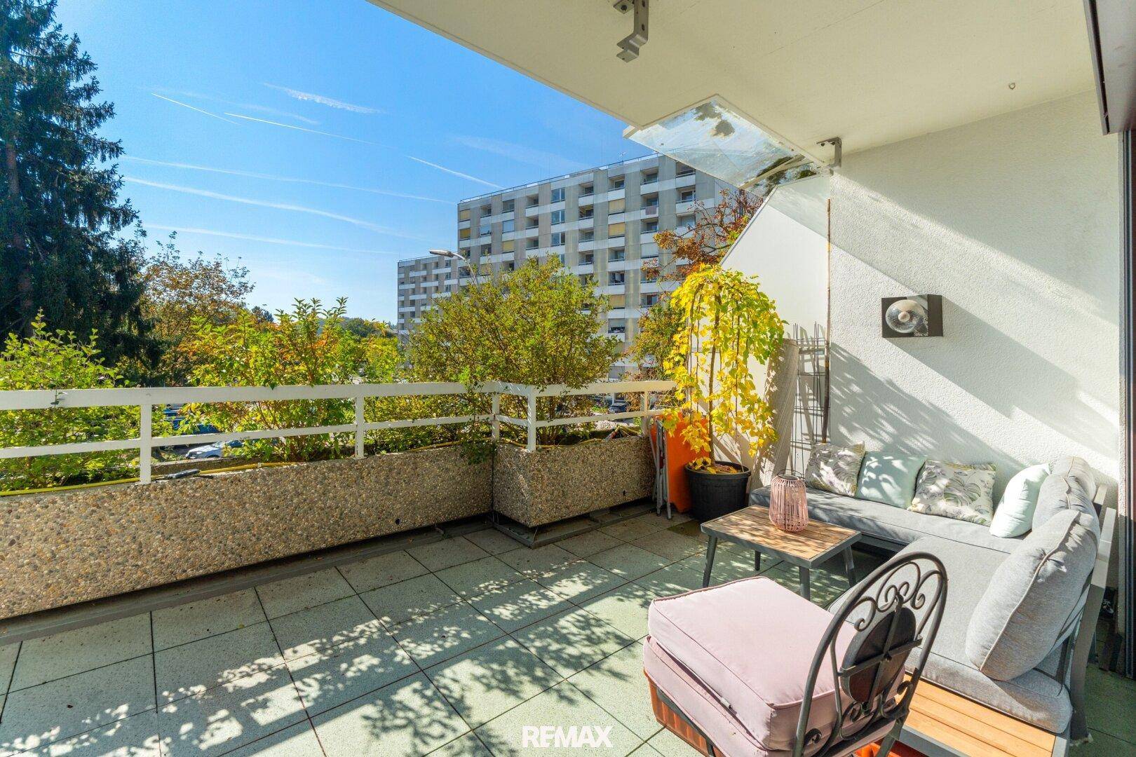 Gemütlicher Balkon mit Sitzgelegenheiten und Blick auf die Umgebung.