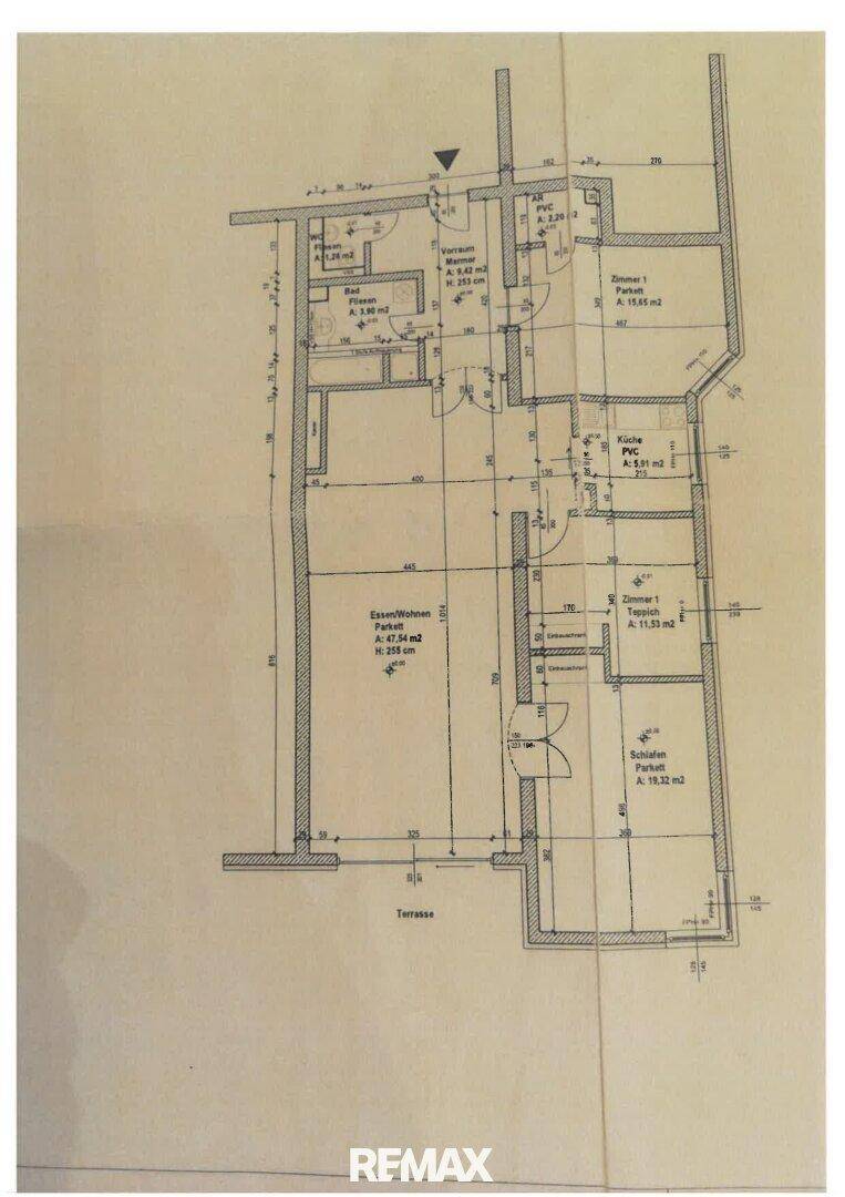 Grundrissplan einer Wohnung mit mehreren Zimmern und Terrasse.