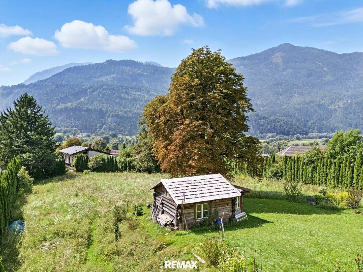 Garten mit uriger Holzhütte