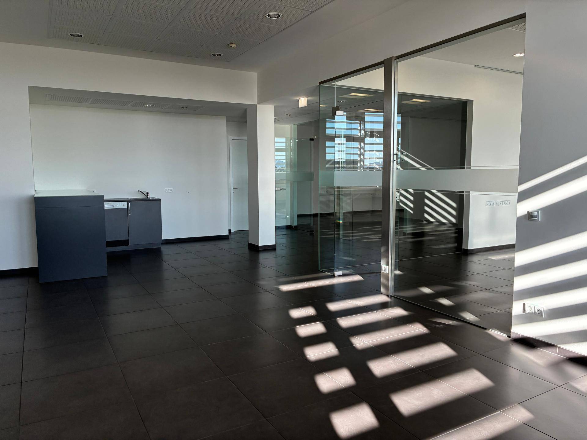 Kühl in unserem schönsten Büro – Arbeit wird zur Entspannung, 187 m², exklusiv und provisionsfrei – pohled 6