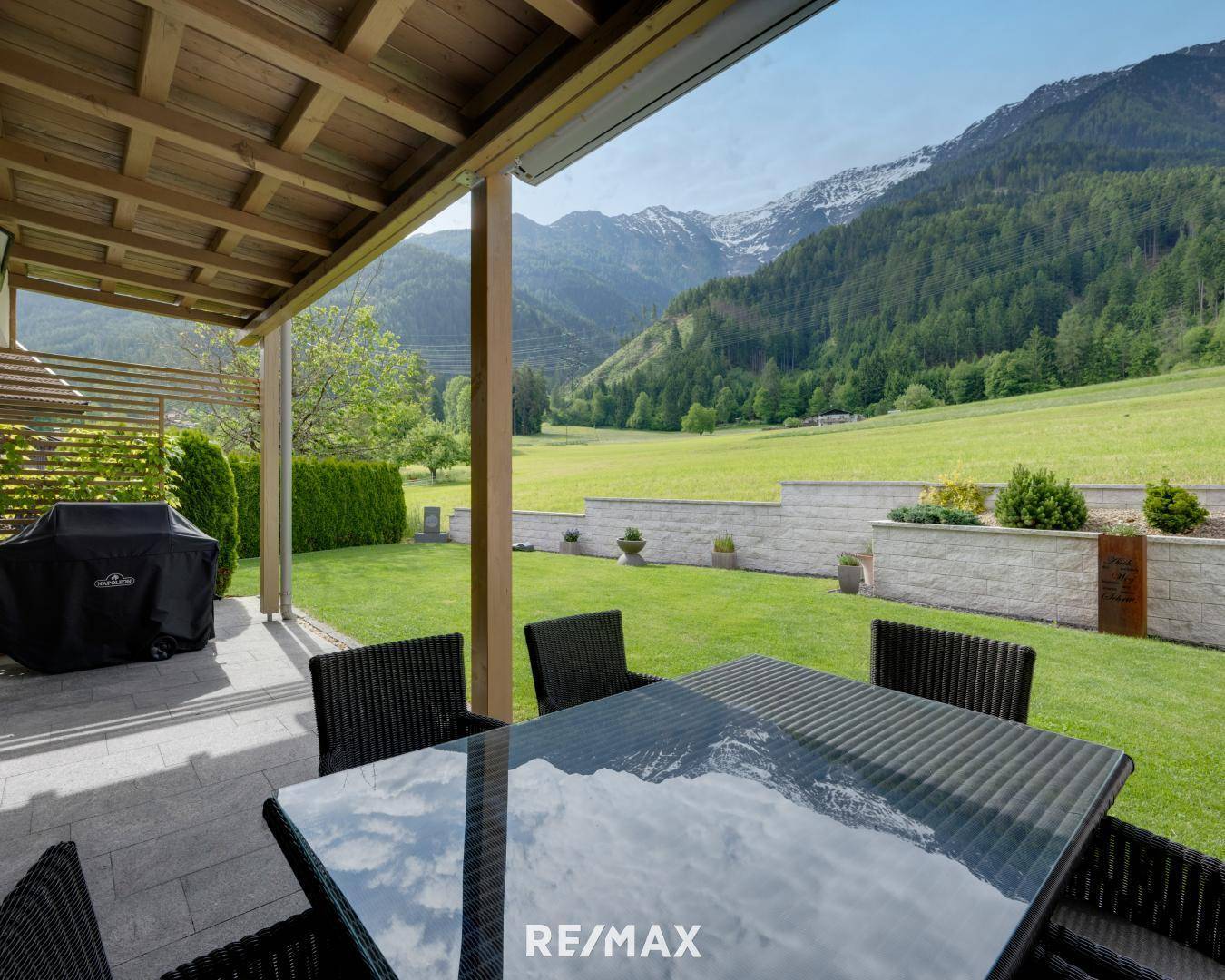 Blick von der überdachten Terrasse nach Süden