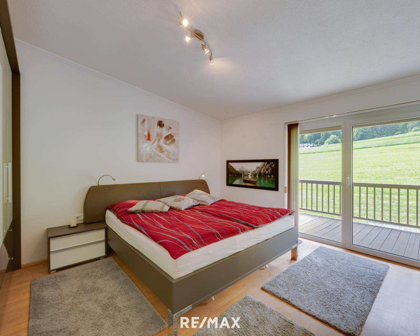 Schlafzimmer mit Zugang auf den Südbalkon