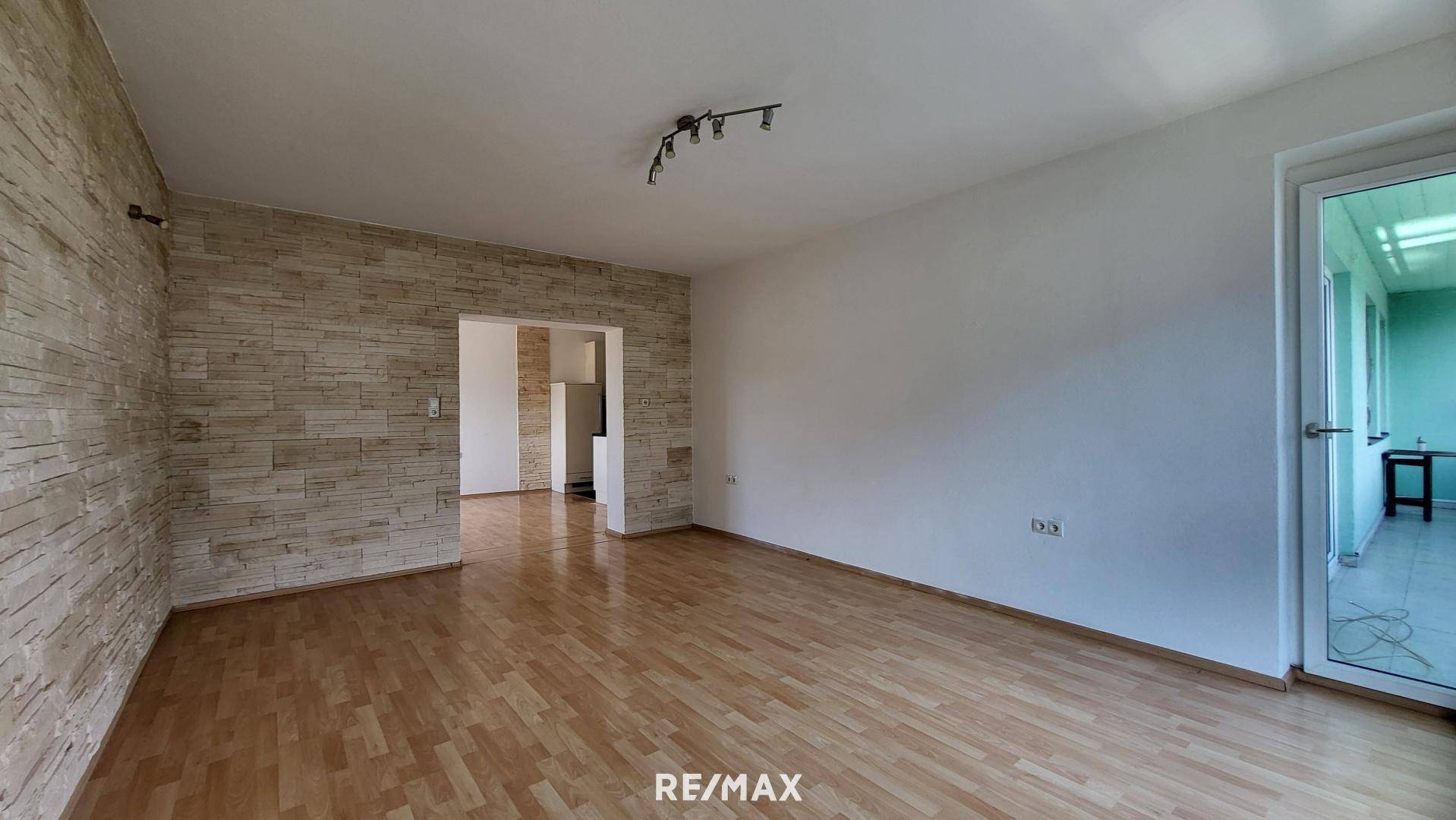 Wohnzimmer mit Zugang Balkon