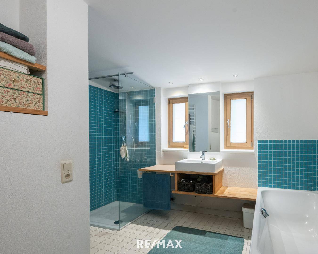 Bad mit Dusche und Badewanne