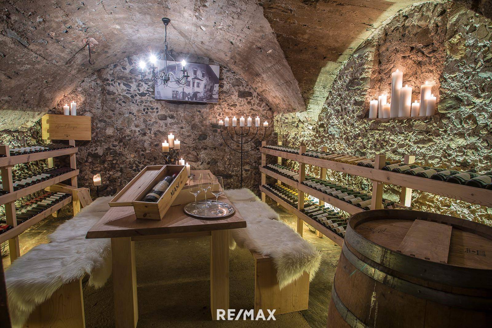 Jenbach Cafe Weinbar Weinkeller