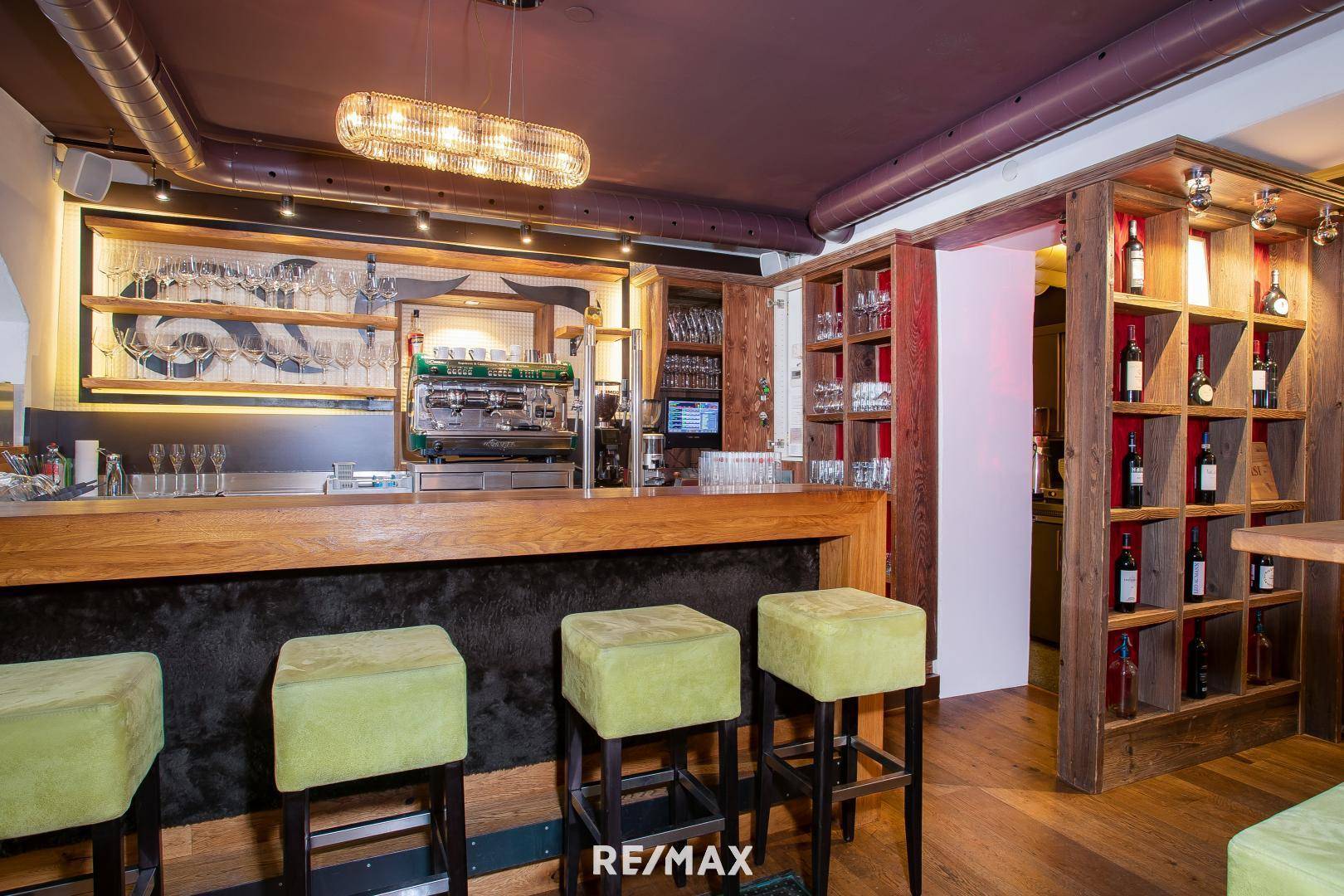 Jenbach Cafe Weinbar Kaffeebereich