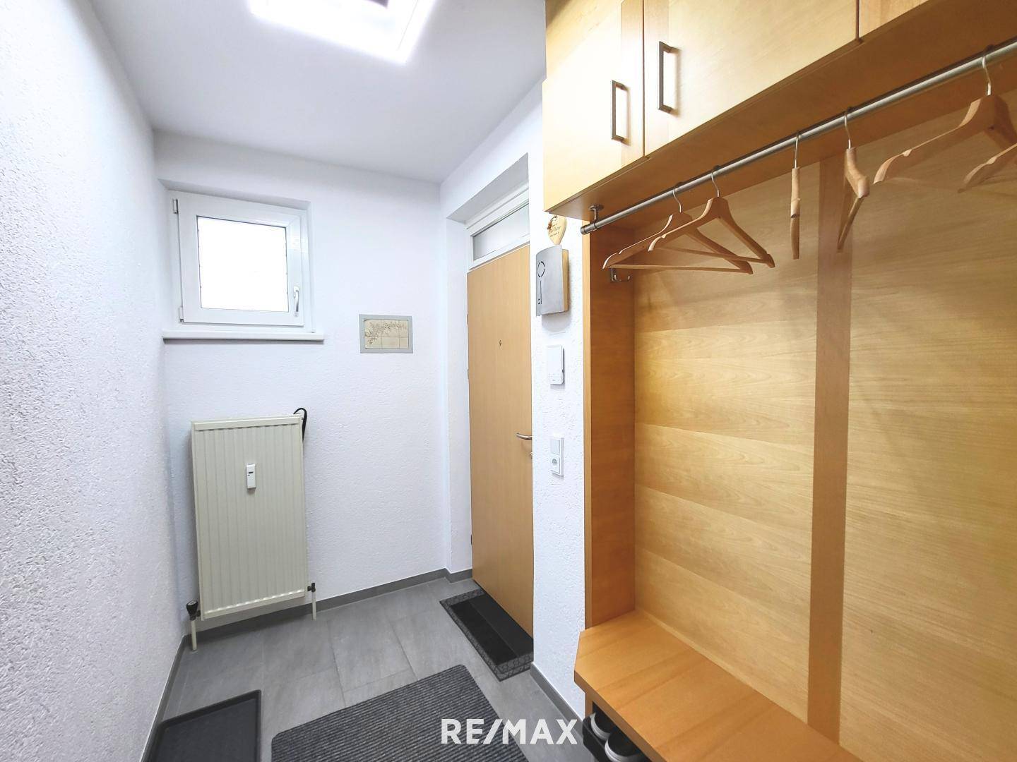 Praktischer Eingangsbereich mit Garderobe