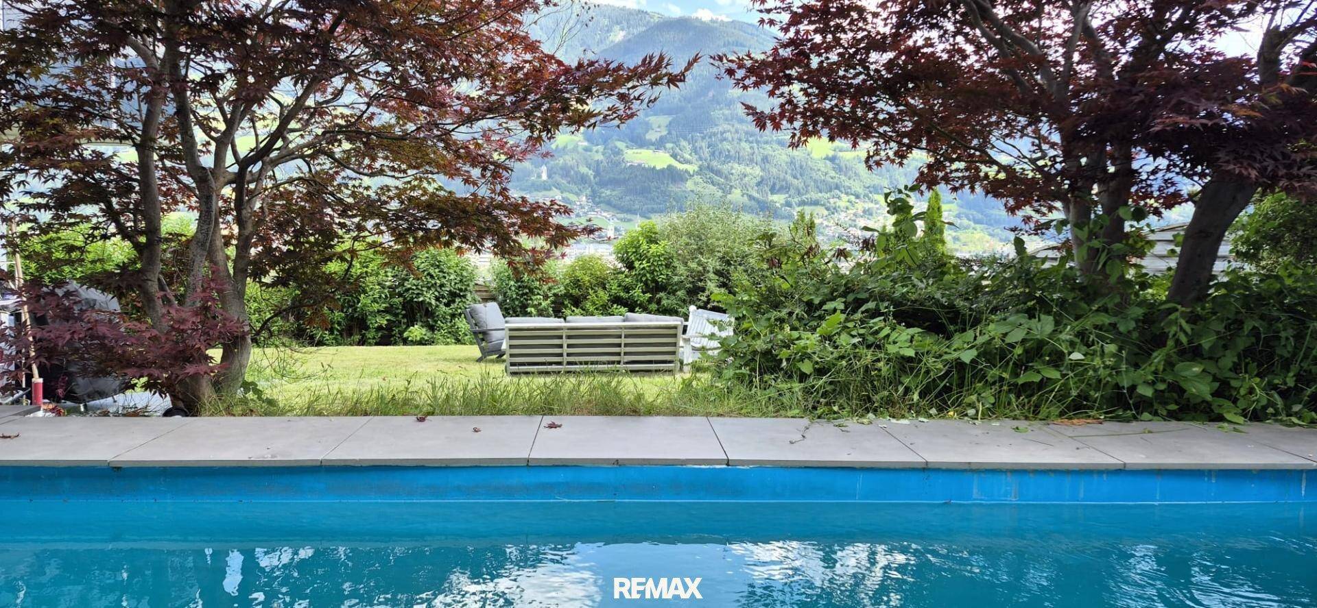 Erfrischender Pool mit beeindruckendem Blick auf die umliegende Berglandschaft.