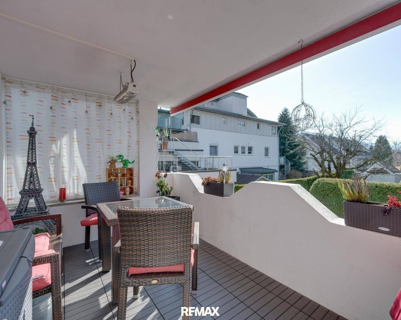 Gemütlicher Balkon mit Sitzgelegenheiten und Blick auf die umliegende Wohngegend.