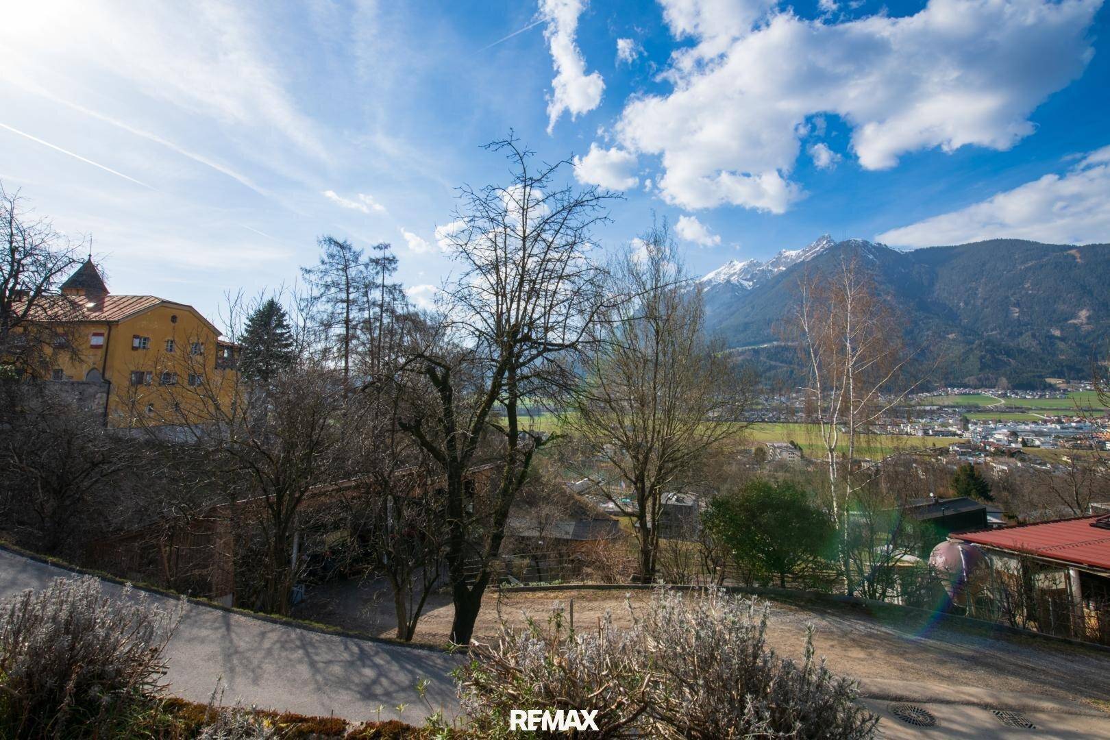 Malerischer Ausblick auf die Berge und die grüne Landschaft unter blauem Himmel.