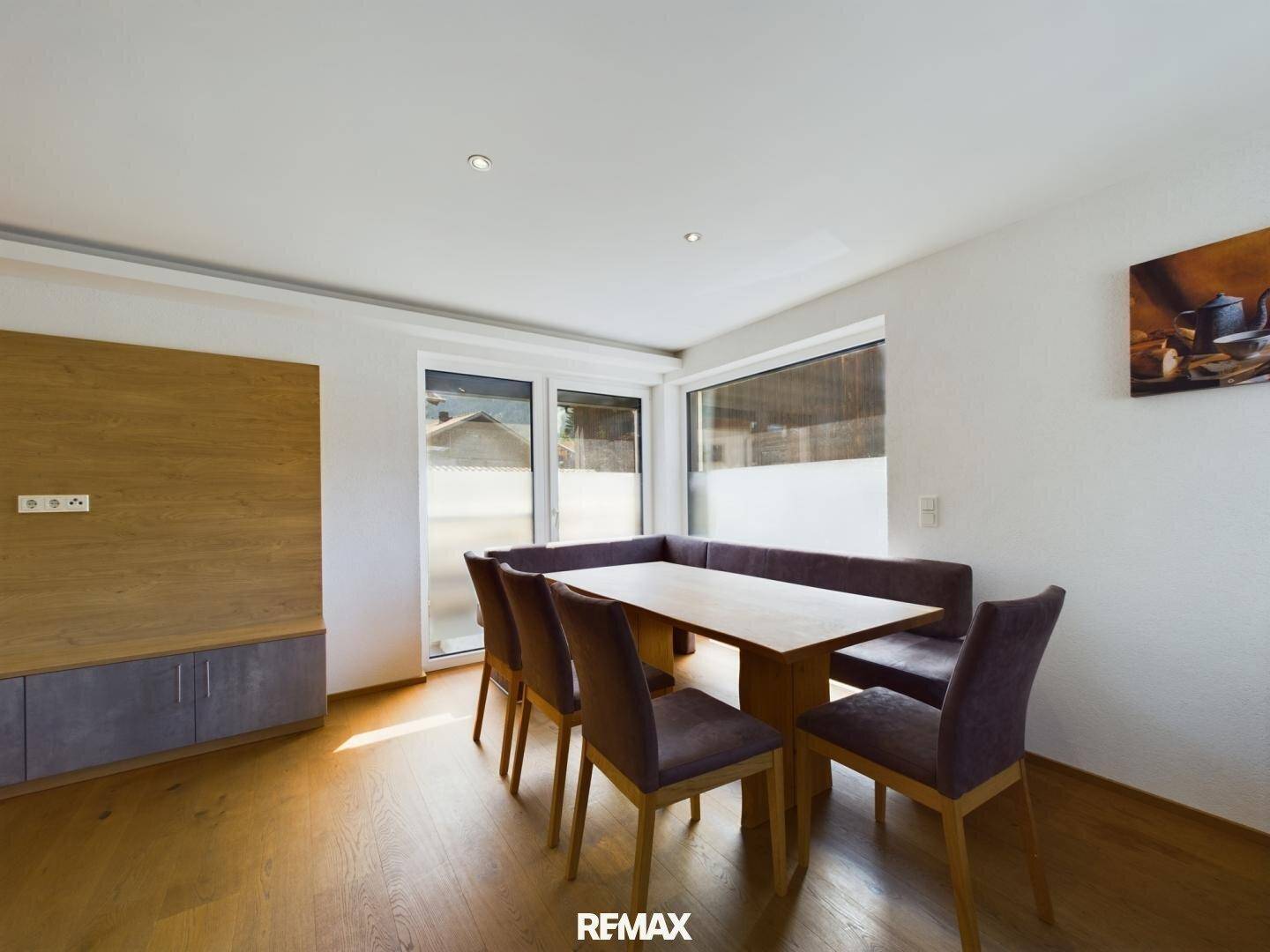 Gemütlicher Essbereich mit Eckbank, Holztisch und Zugang zur Terrasse.