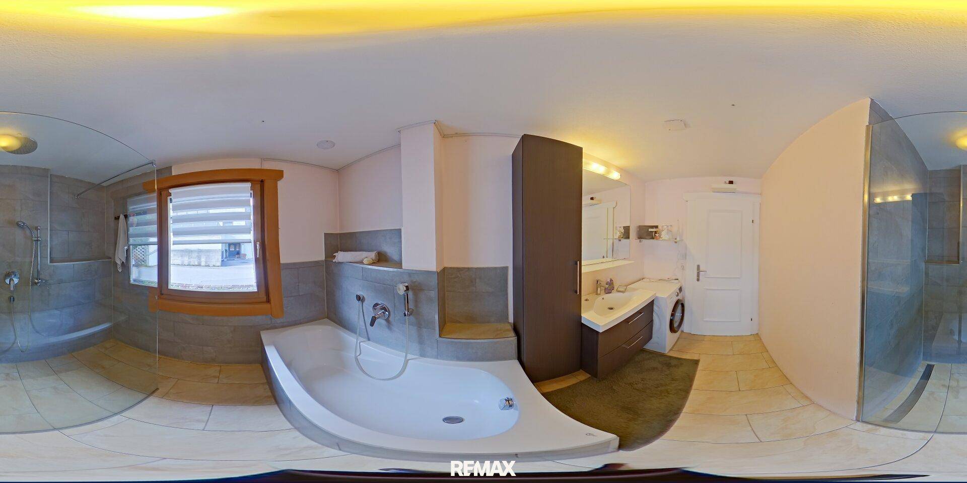 Modernes Badezimmer mit Badewanne, begehbarer Dusche, Doppelwaschbecken und Fenster.
