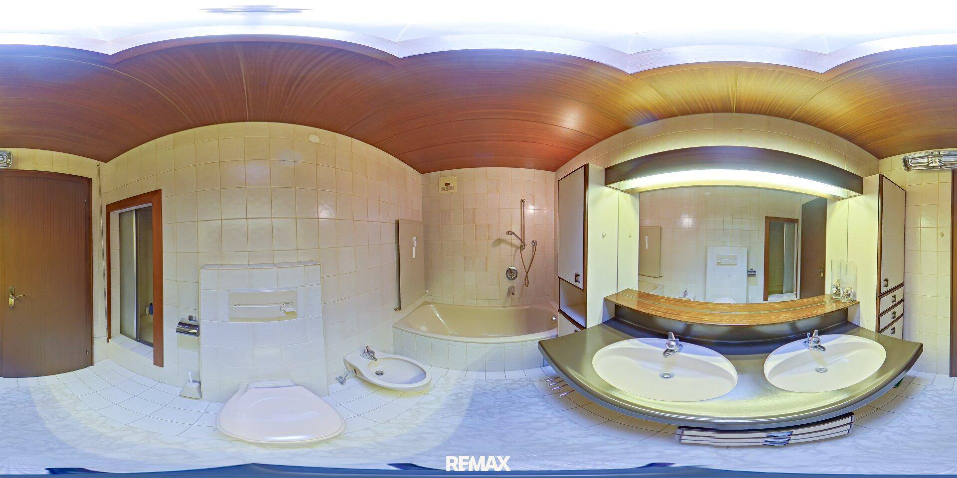 Geräumiges Badezimmer mit Doppelwaschbecken, Badewanne, Bidet und Fliesenboden im Stil der 80er Jahre.