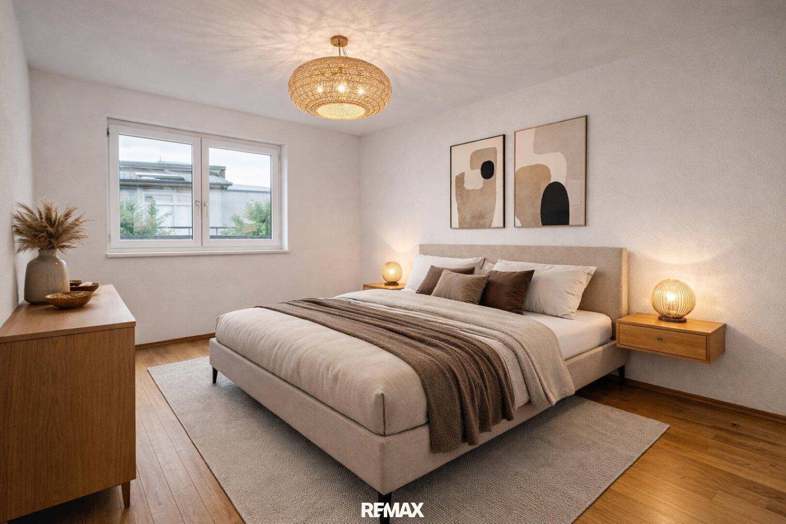 Gemütliches Schlafzimmer mit Doppelbett, Holzboden und natürlichem Lichteinfall durch das Fenster.