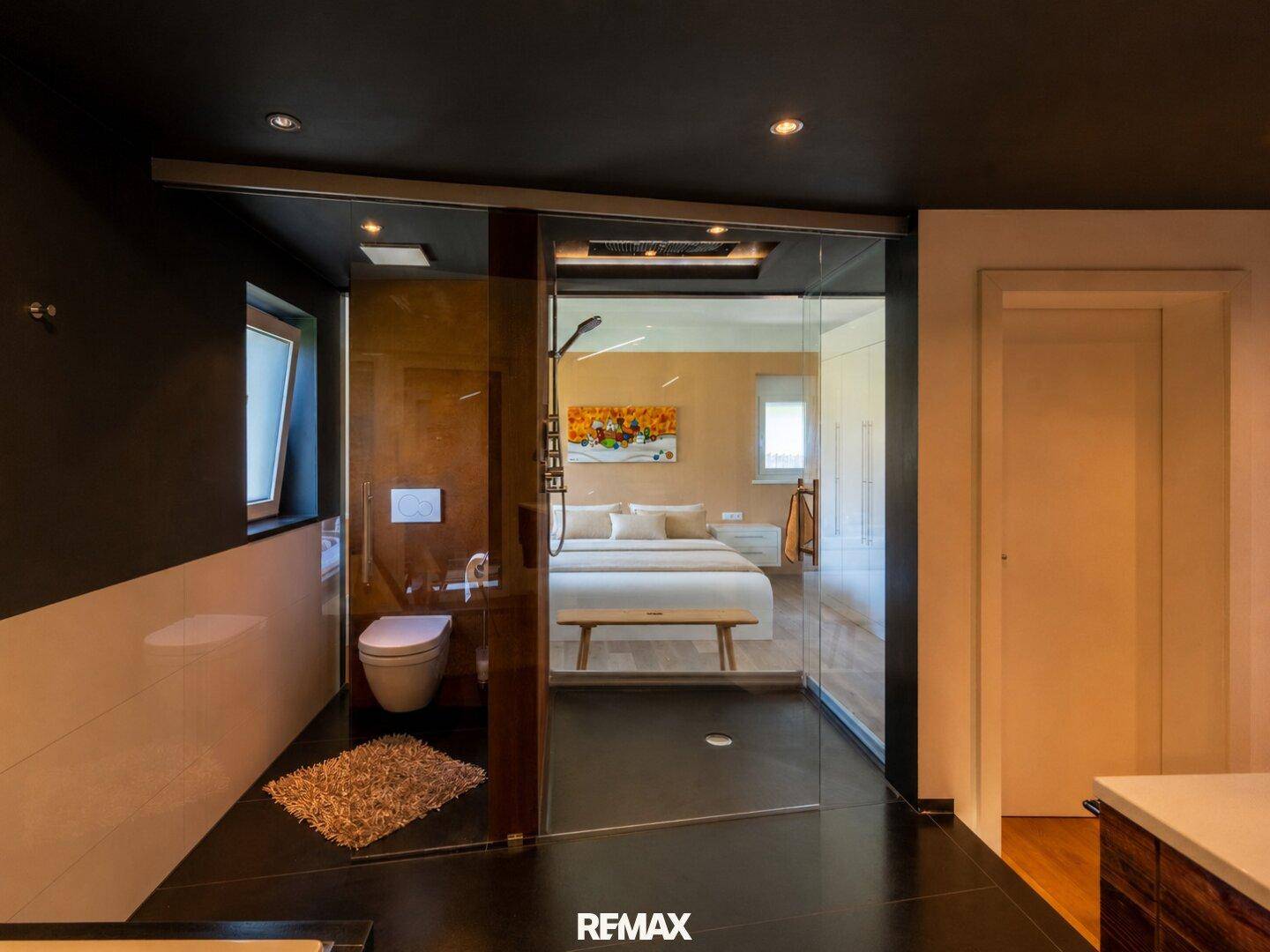 Designbad mit Badewanne und Dusche
