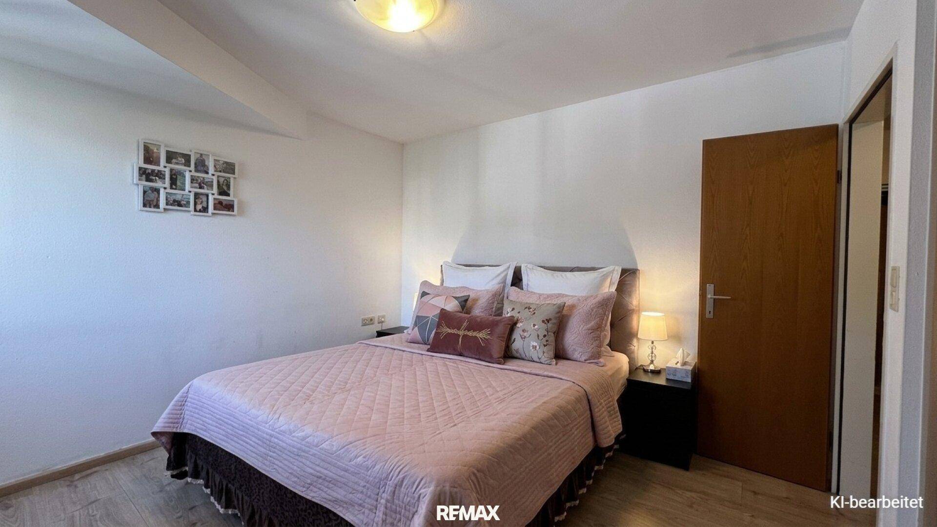Komfortables Schlafzimmer mit Doppelbett, Nachttischen und schlichtem Design.