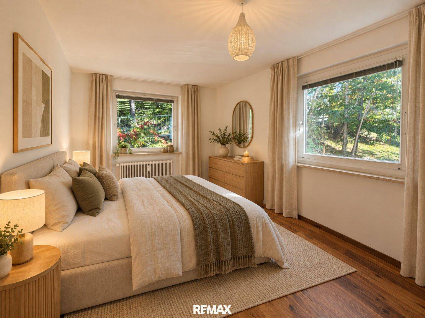 Gemütliches Schlafzimmer mit Doppelbett, Holzboden und Blick ins Grüne durch die Fenster.