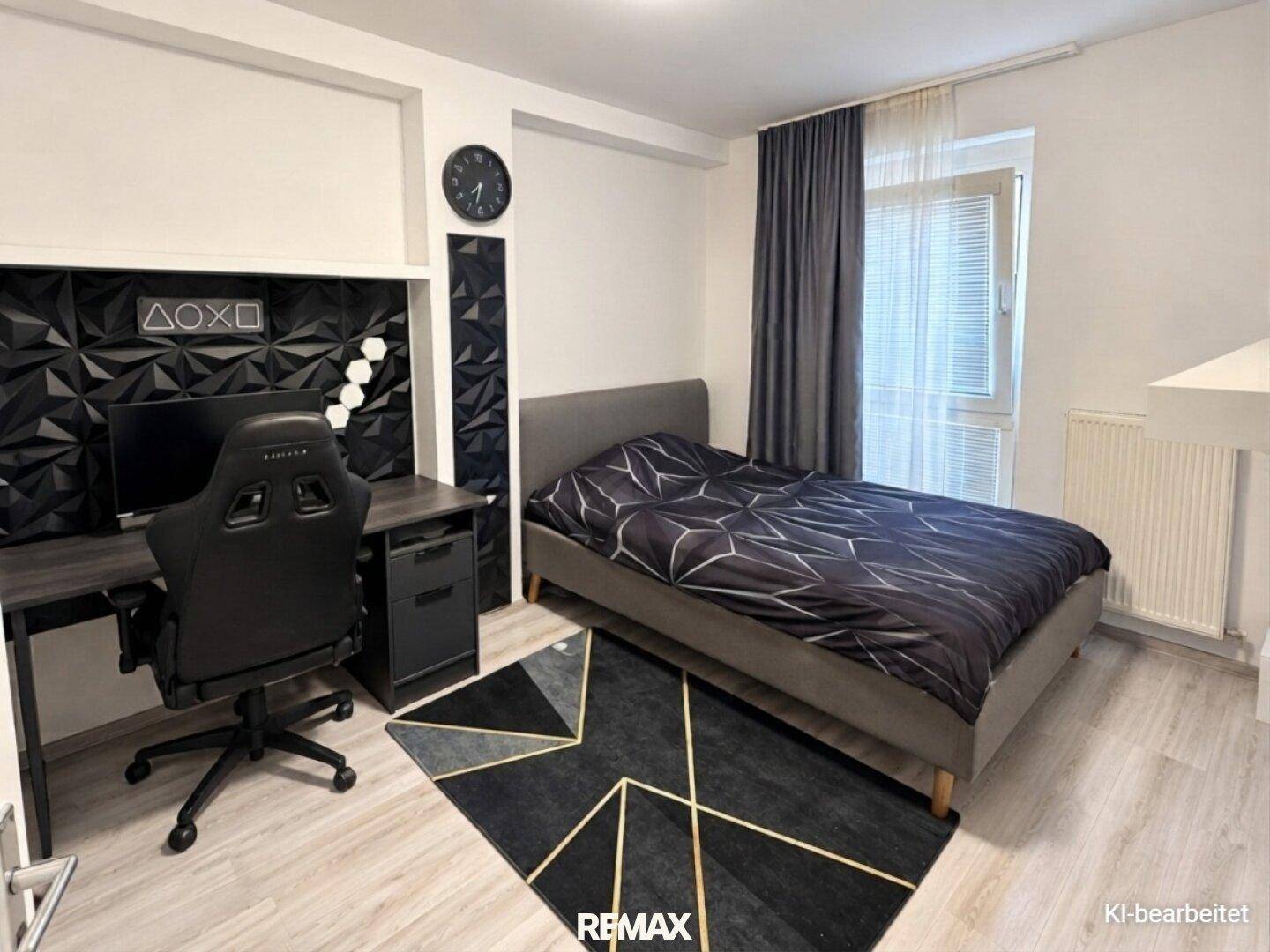 Modernes Schlafzimmer mit dunklem Bett, Schreibtisch und dekorativer Wandgestaltung.