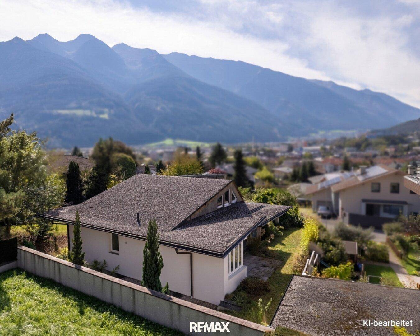 Vogelperspektive des Hauses mit Satteldach und weitem Blick auf die umliegende Berglandschaft.