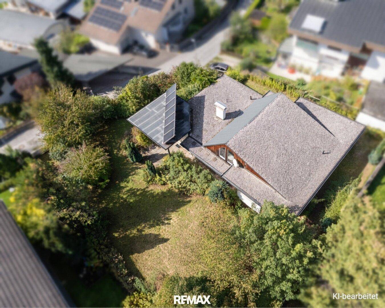 Luftaufnahme des Anwesens mit großem Gartenbereich, Photovoltaikanlage und umliegender Natur.