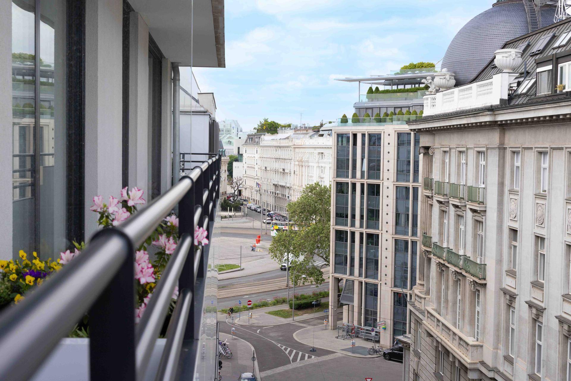 Stadtansicht von einem Balkon mit Blick auf die umliegenden Gebäude und Straßen.
