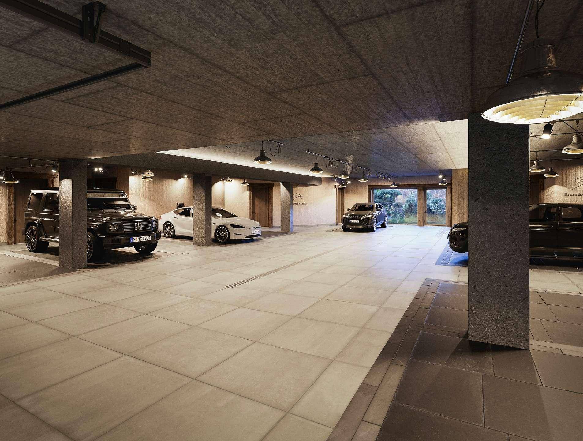 Geräumige Tiefgarage mit mehreren Stellplätzen und modernen Fahrzeugen.