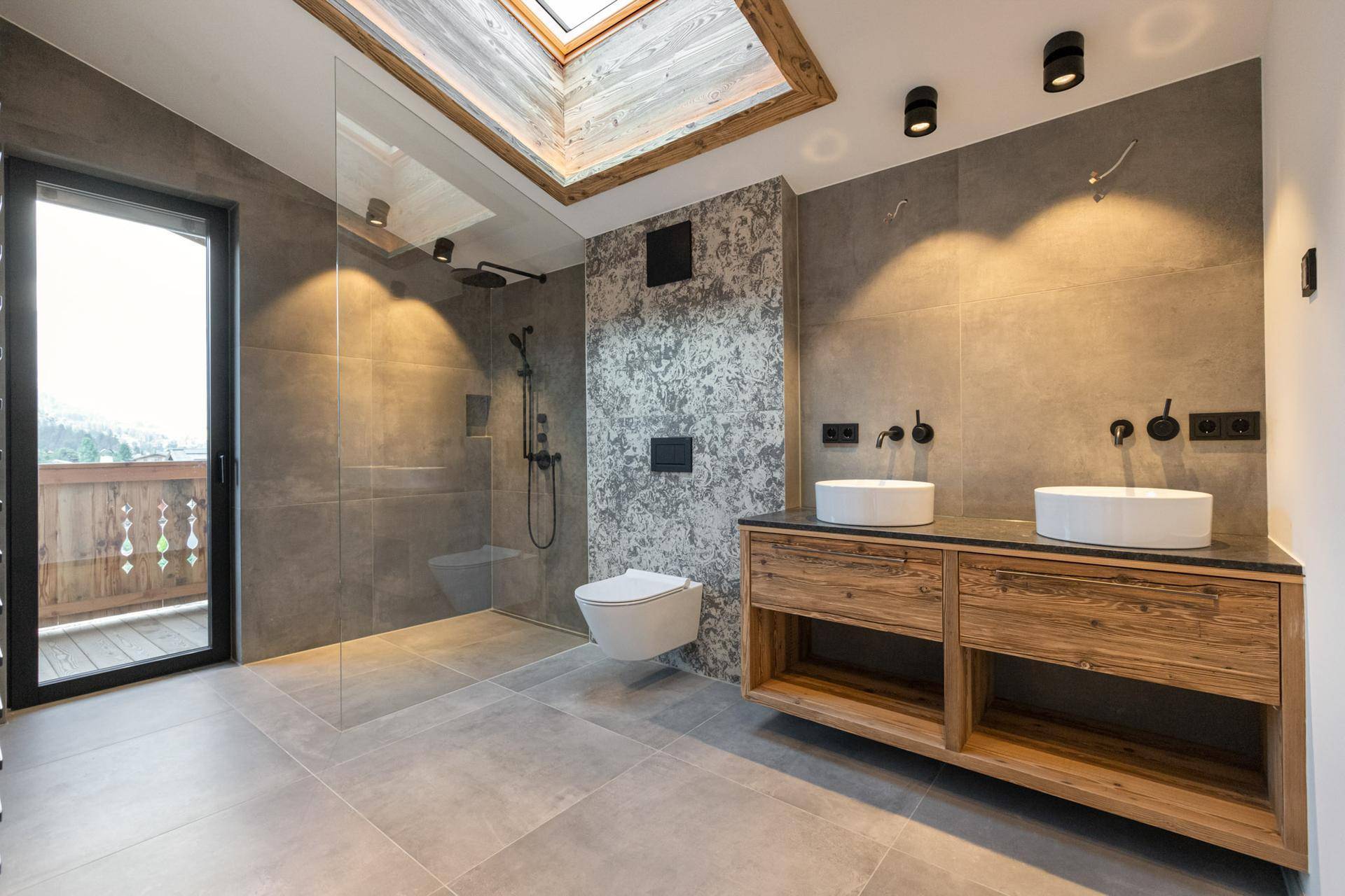 Modernes Badezimmer mit doppelten Waschbecken, großer begehbarer Dusche und Oberlicht.