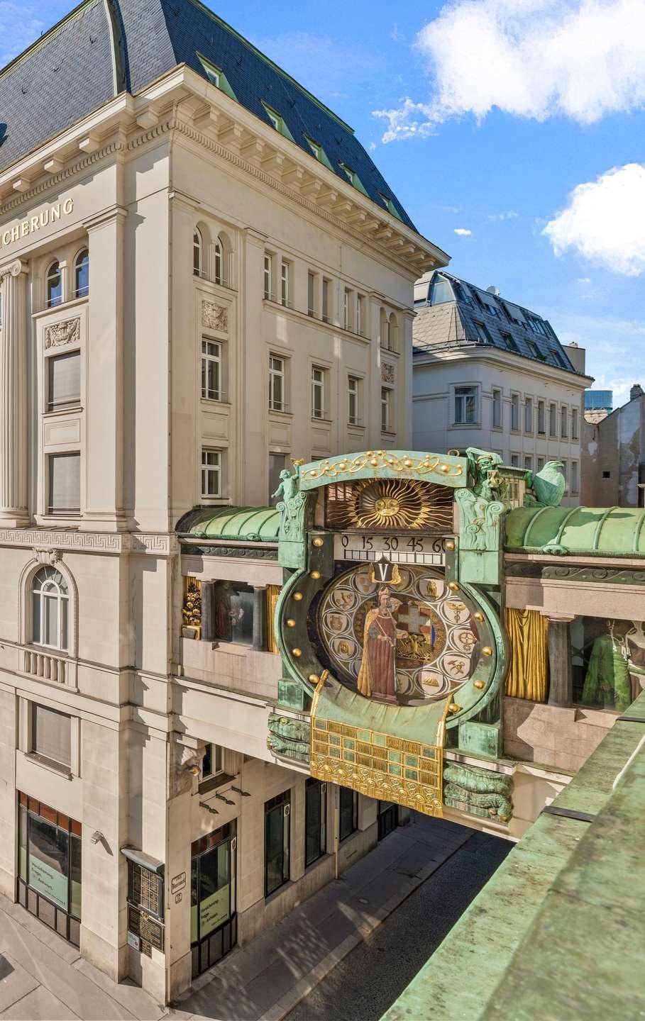 Detailansicht einer historischen Ankeruhr, die zwei Gebäude in der Stadt verbindet.