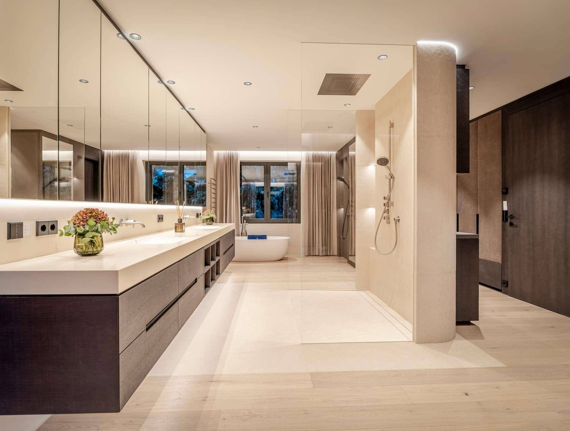 Luxuriöses Badezimmer mit Doppelwaschbecken, begehbarer Dusche und freistehender Badewanne.