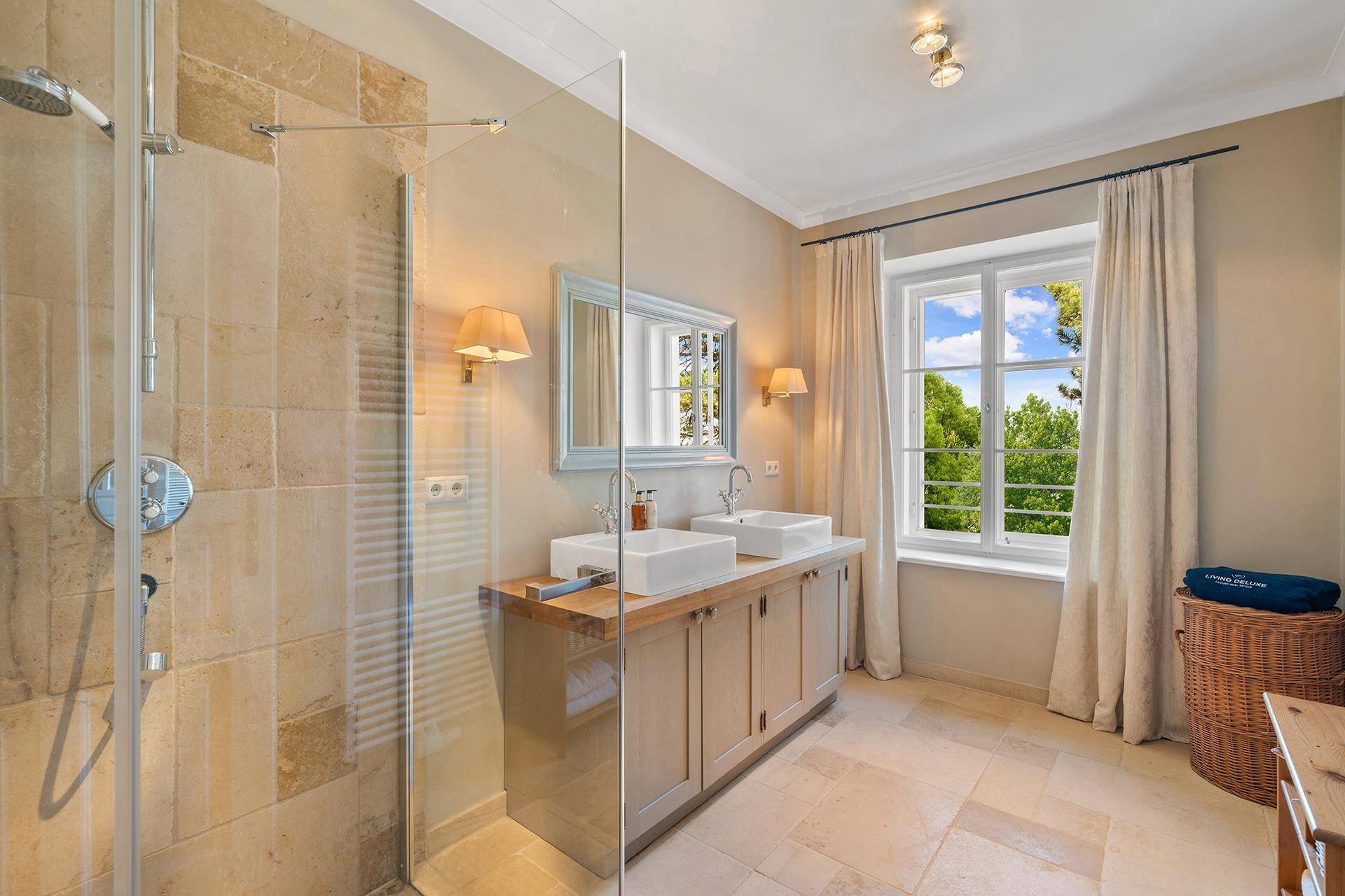 Modernes Badezimmer mit begehbarer Dusche, Doppelwaschbecken und Fenster für Tageslicht.