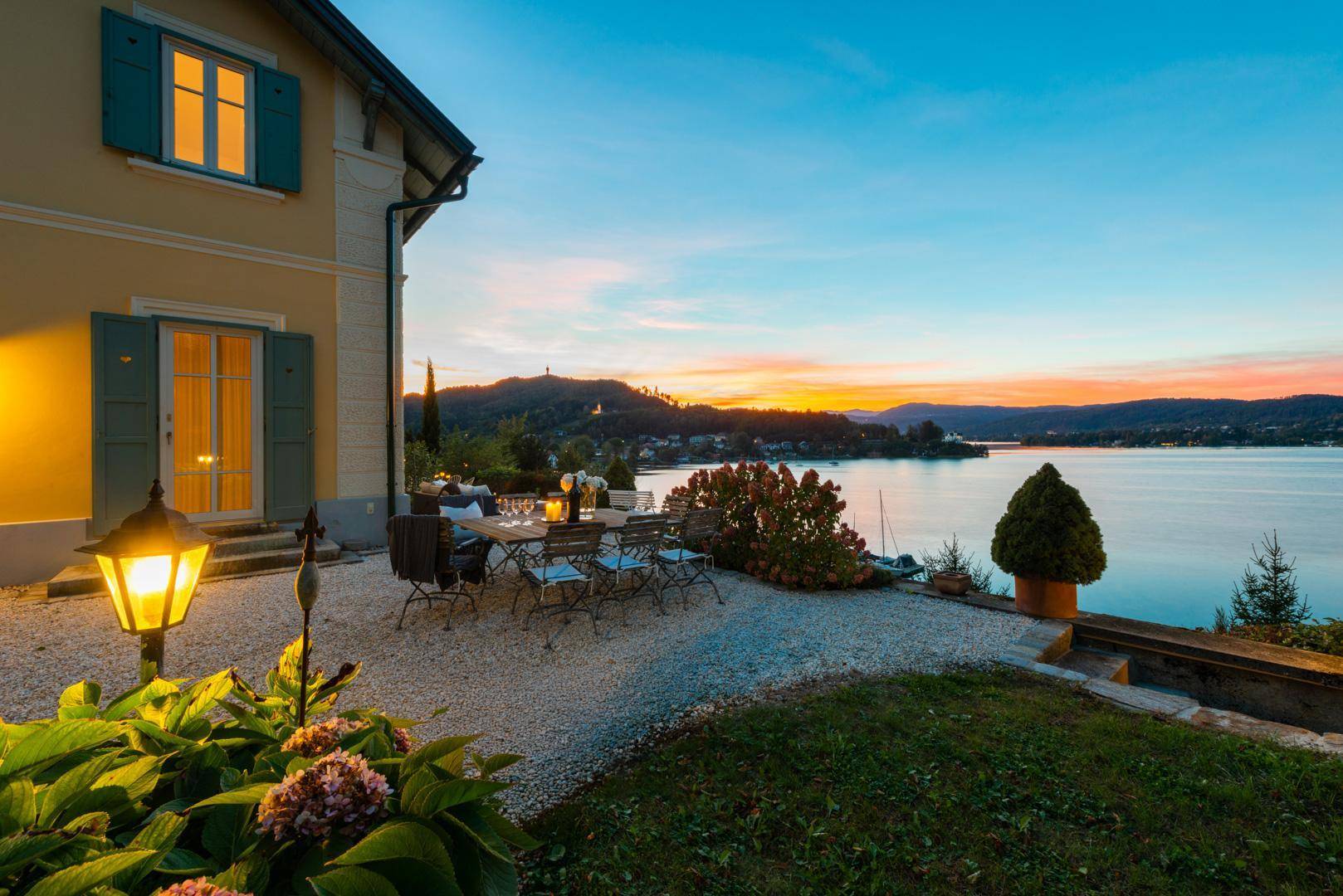 Gemütliche Terrasse mit Esstisch und Stühlen, die einen atemberaubenden Blick auf den See bietet.