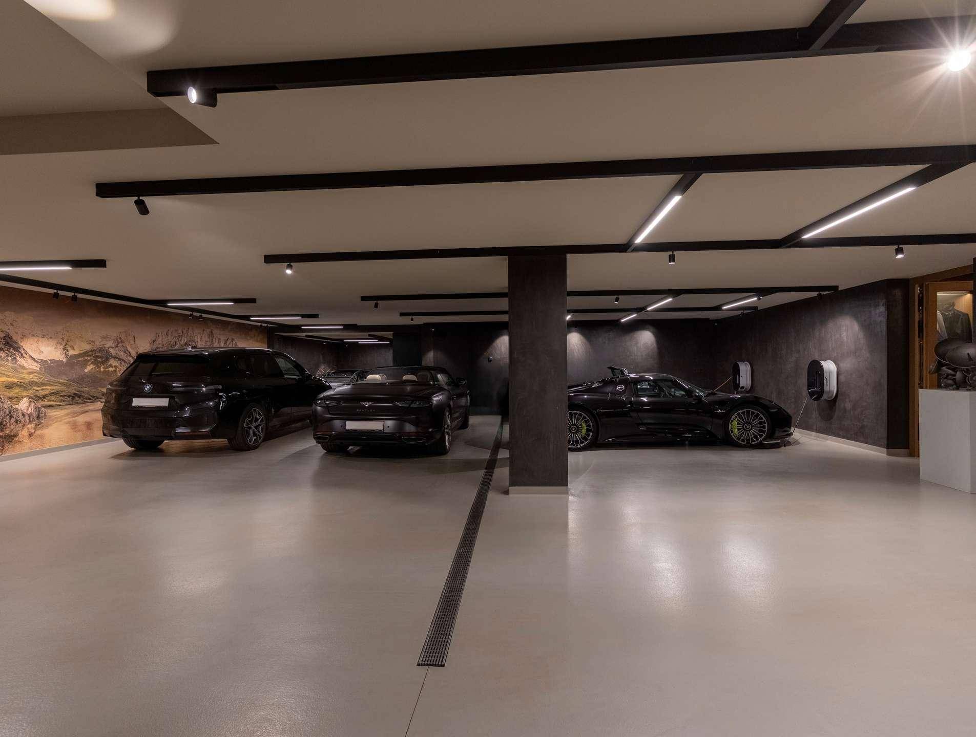 Geräumige Tiefgarage mit mehreren Stellplätzen und Ladestationen für Elektrofahrzeuge.