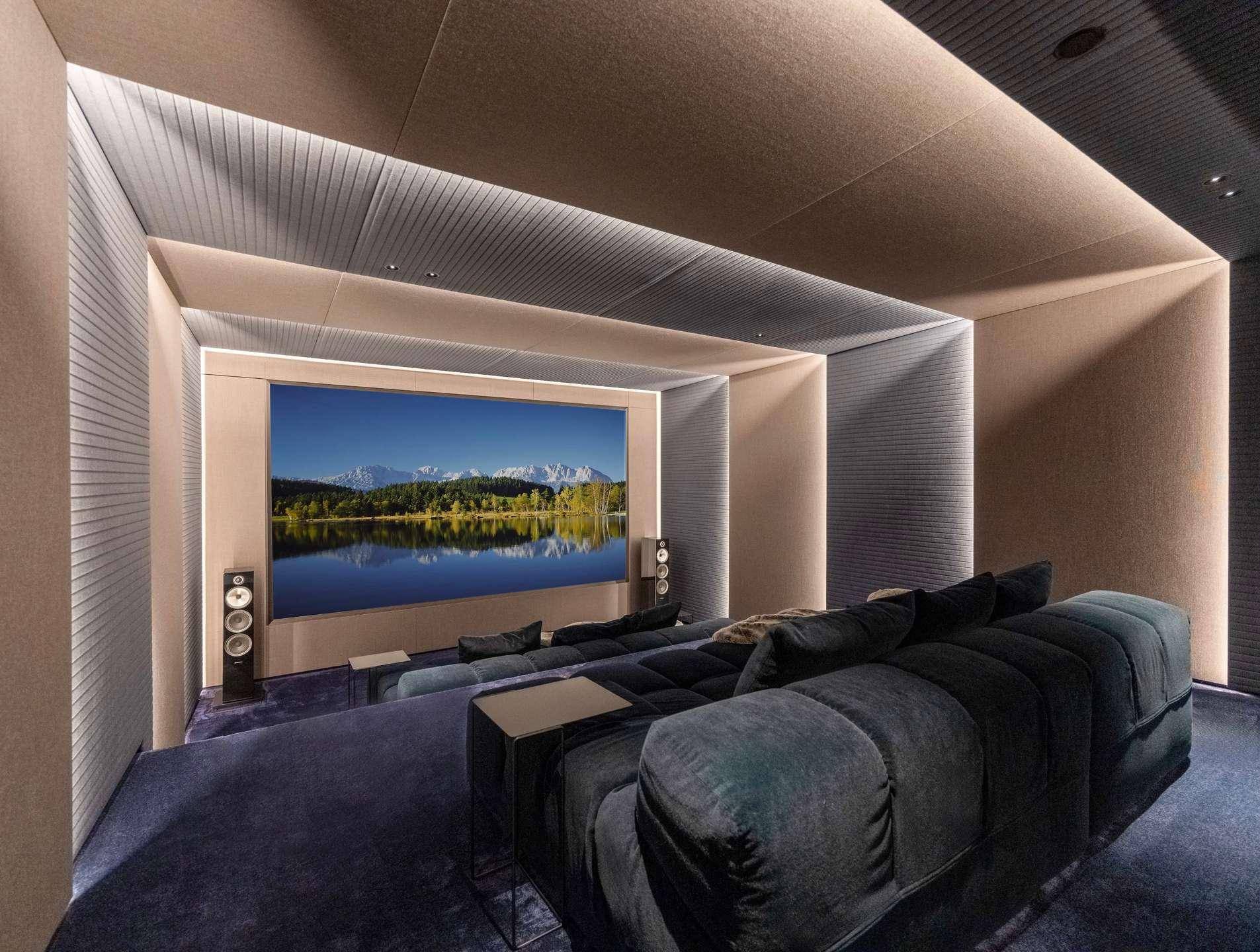Exklusiver Kinoraum mit großer Leinwand, bequemen Sofas und stimmungsvoller Beleuchtung.