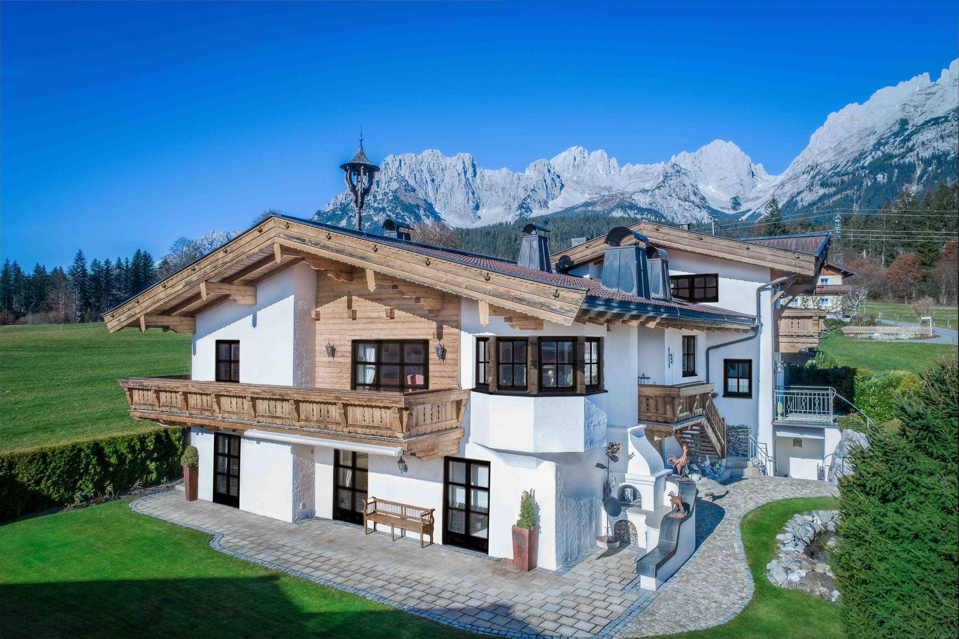 Charmantes Alpenhaus mit Balkon, Garten und beeindruckendem Bergblick.