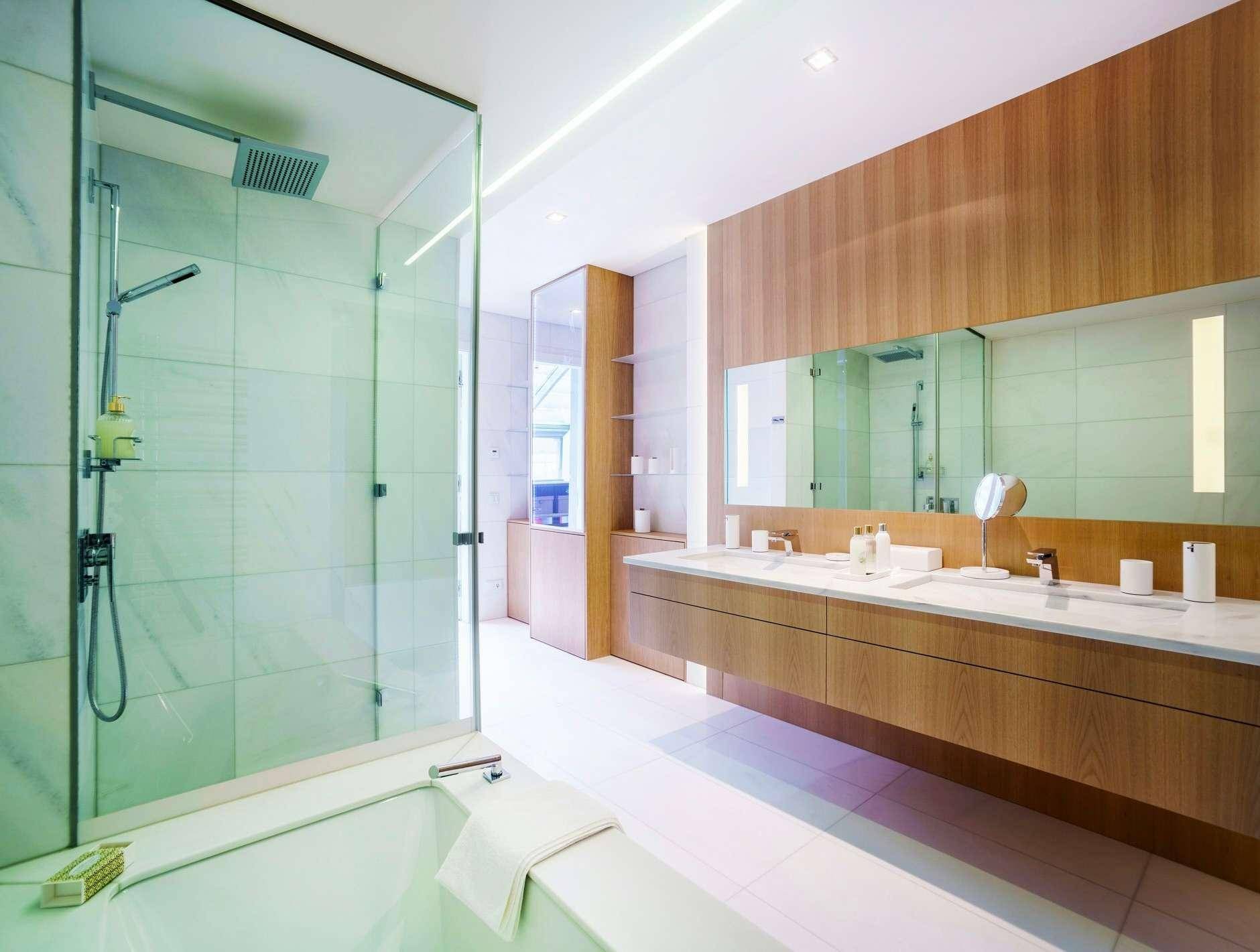 Luxuriöses Badezimmer mit begehbarer Dusche, Doppelwaschbecken und Badewanne.