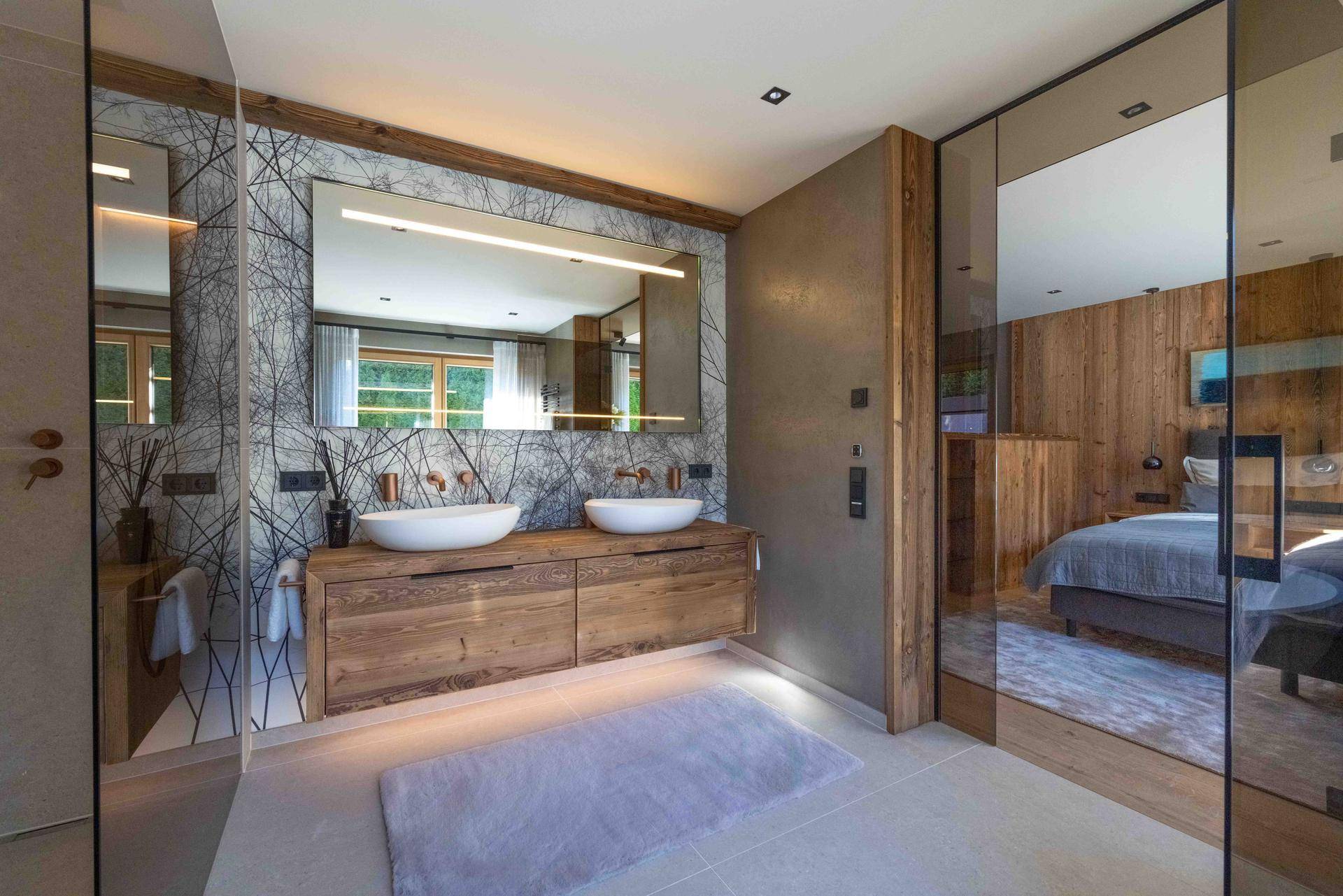 Modernes Badezimmer mit Doppelwaschbecken, Holzelementen und begehbarer Dusche.