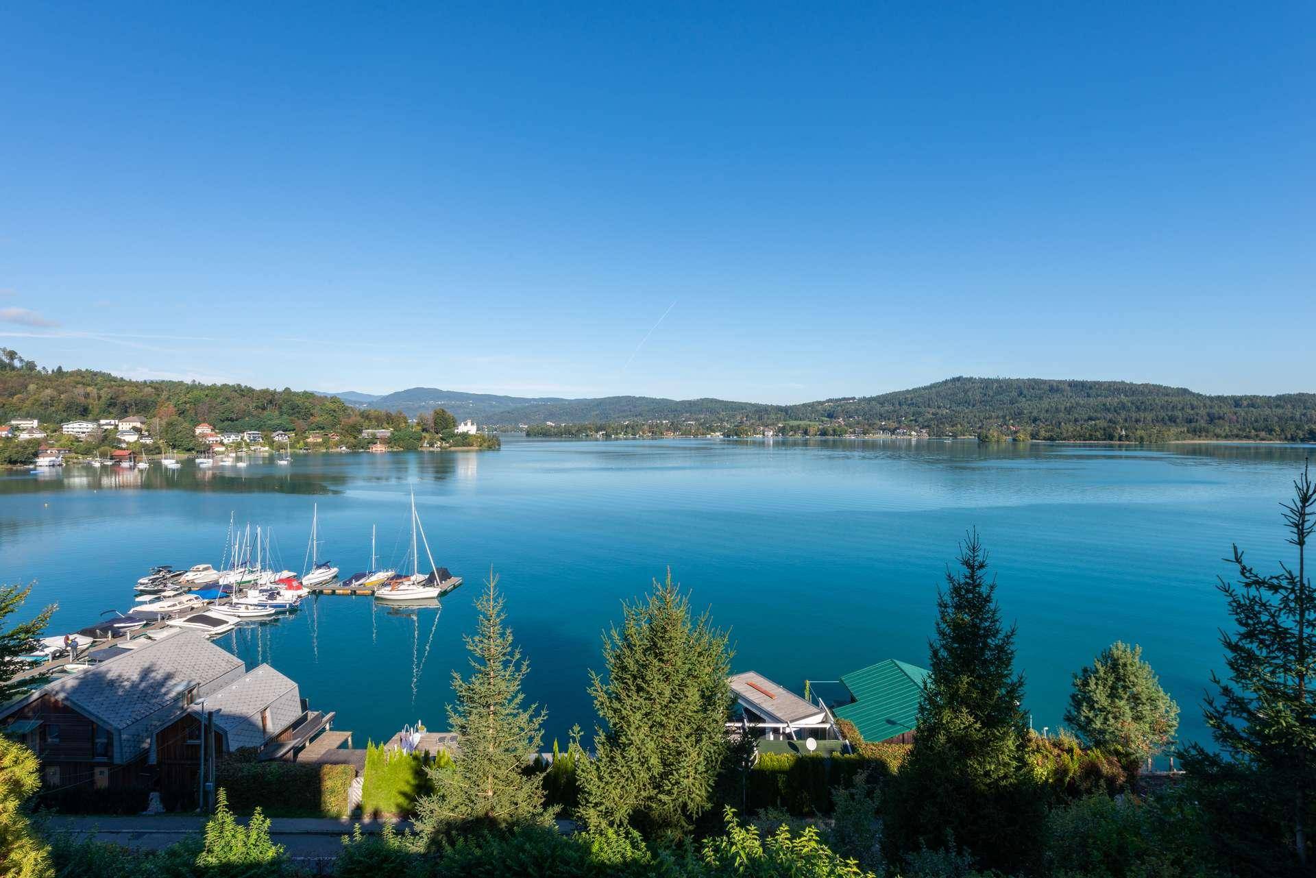 Weitläufiger Panoramablick auf den glitzernden See, Berge und die malerische Umgebung.