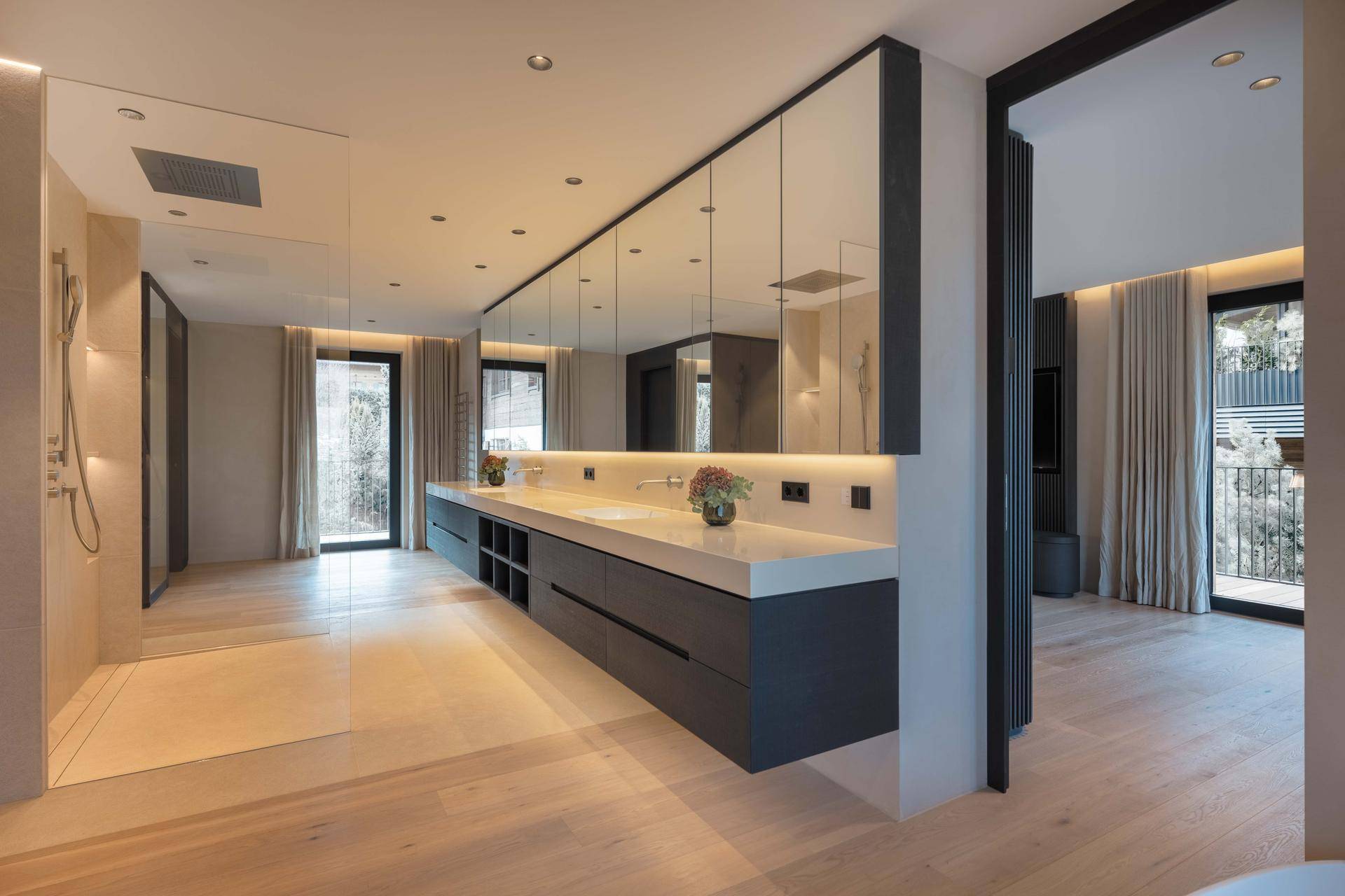 Großzügiges, modernes Badezimmer mit Doppelwaschbecken, begehbarer Dusche und viel natürlichem Licht.