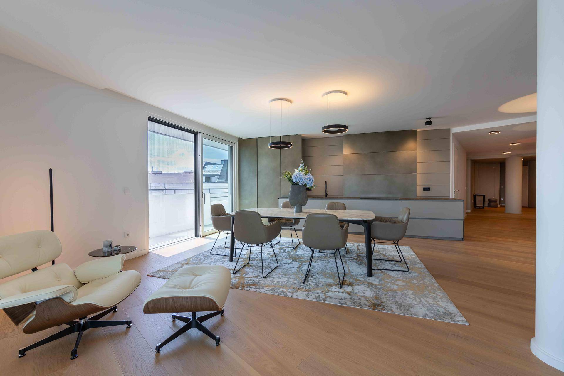 Heller Wohn- und Essbereich mit modernem Design, Holzboden und großzügigem Terrassenzugang.