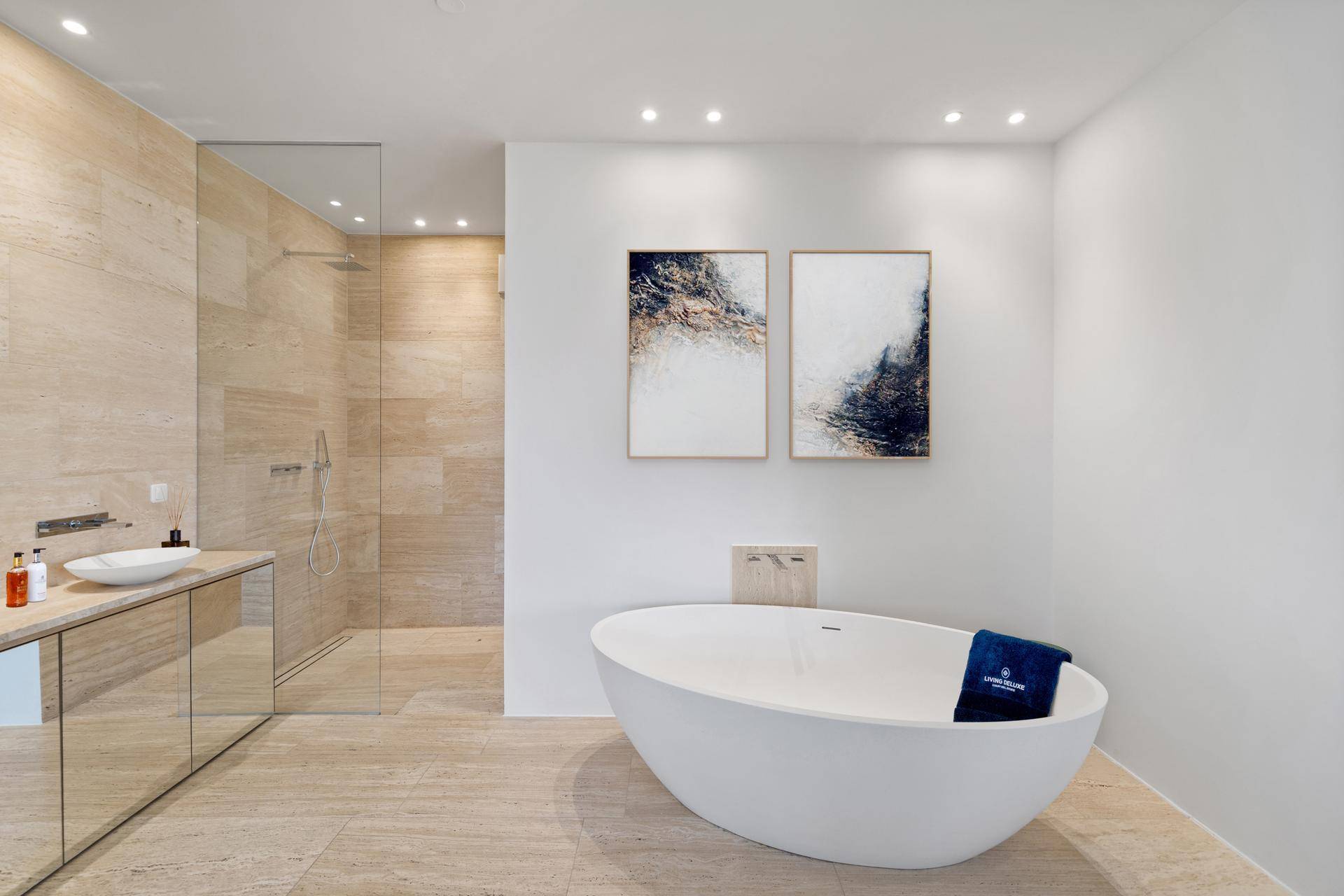 Luxuriöses Badezimmer mit einer freistehenden Badewanne und einer geräumigen, begehbaren Dusche.