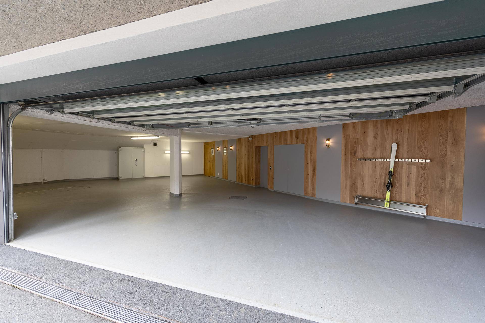 Geräumige Tiefgarage mit viel Platz für Fahrzeuge und Sportausrüstung.