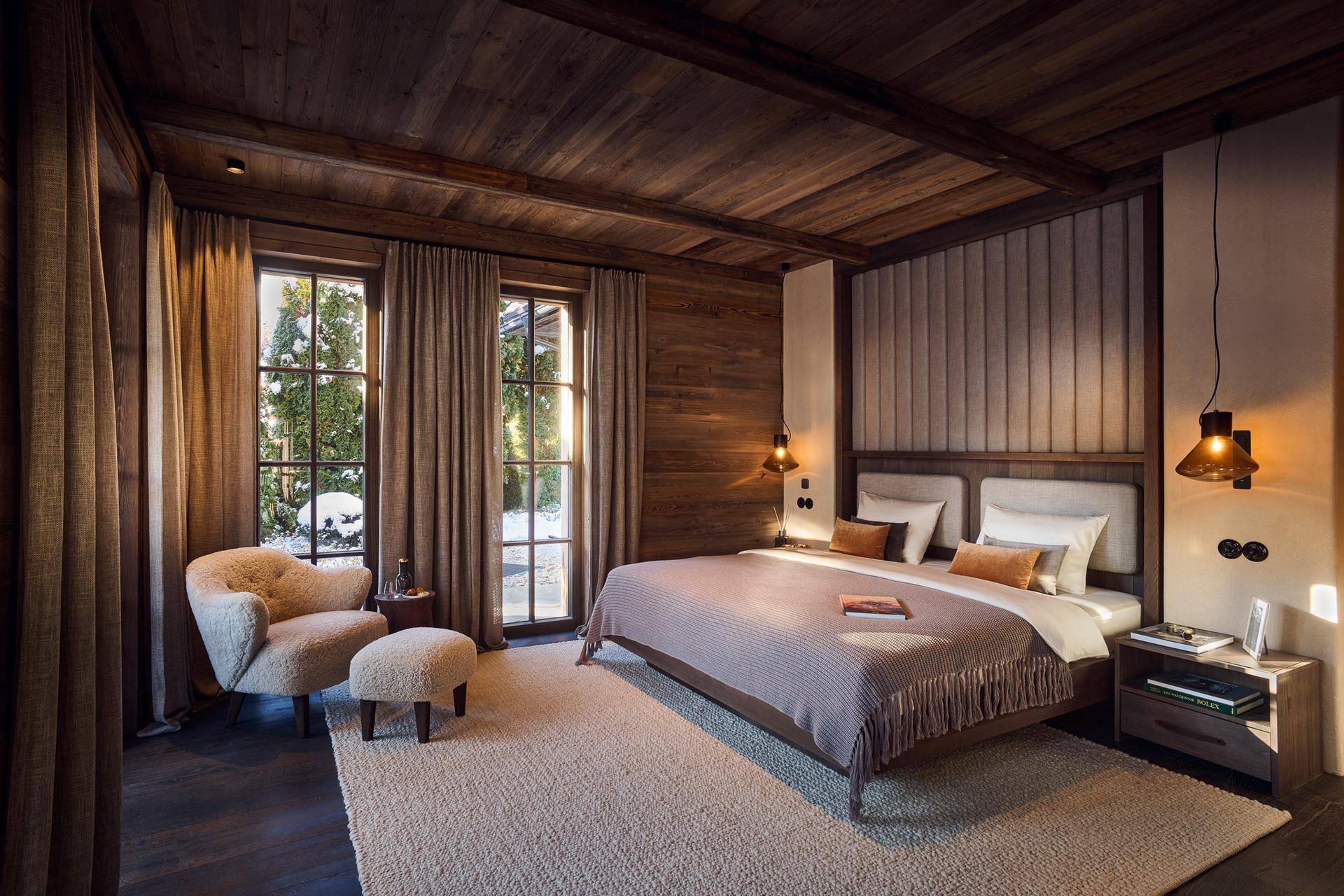 Elegantes Schlafzimmer mit Holzwänden und -decke, großen Fenstern und viel natürlichem Licht.